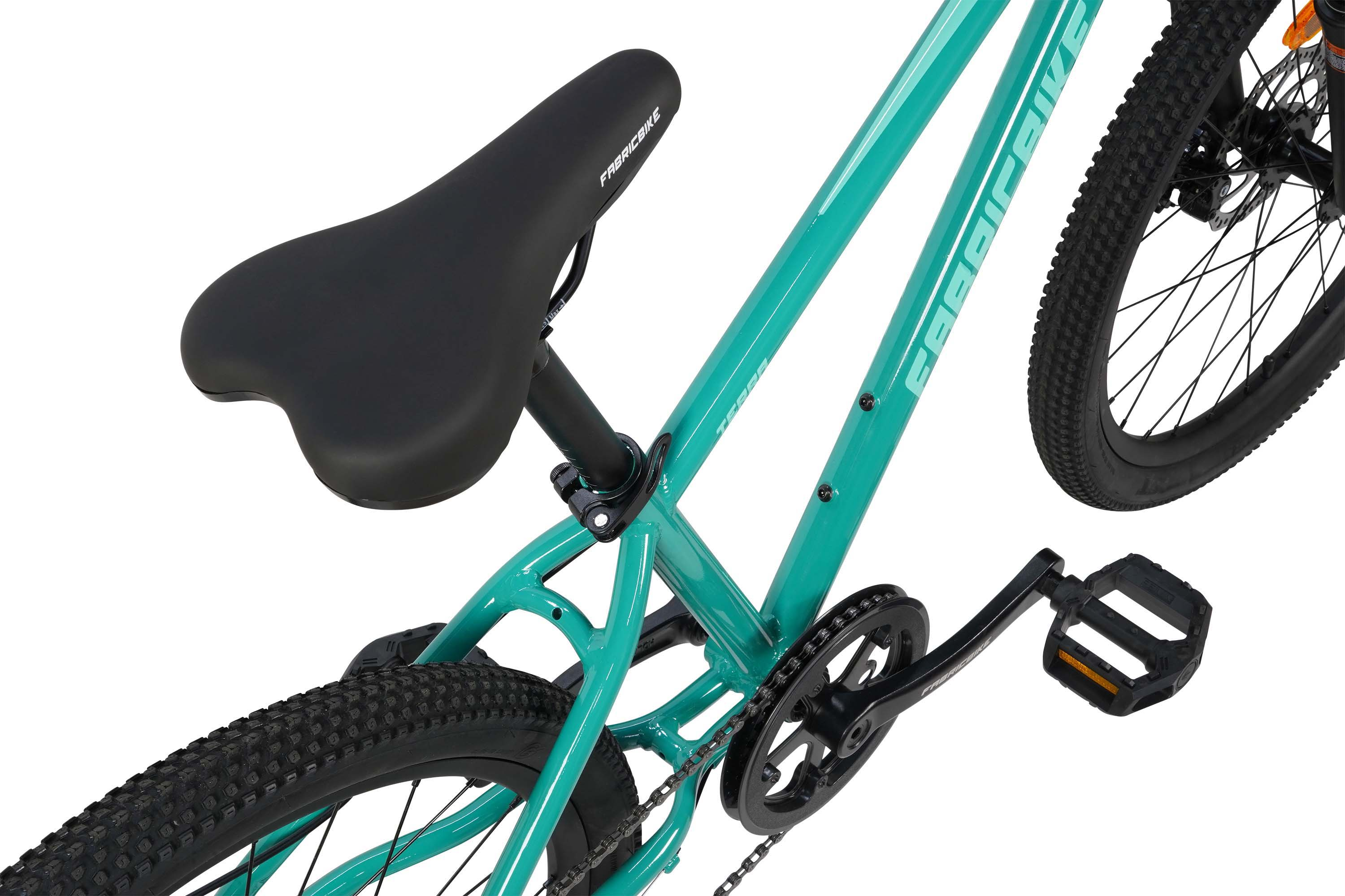 Cuadro de bicicleta turquesa con sillín, biela y neumático negros.