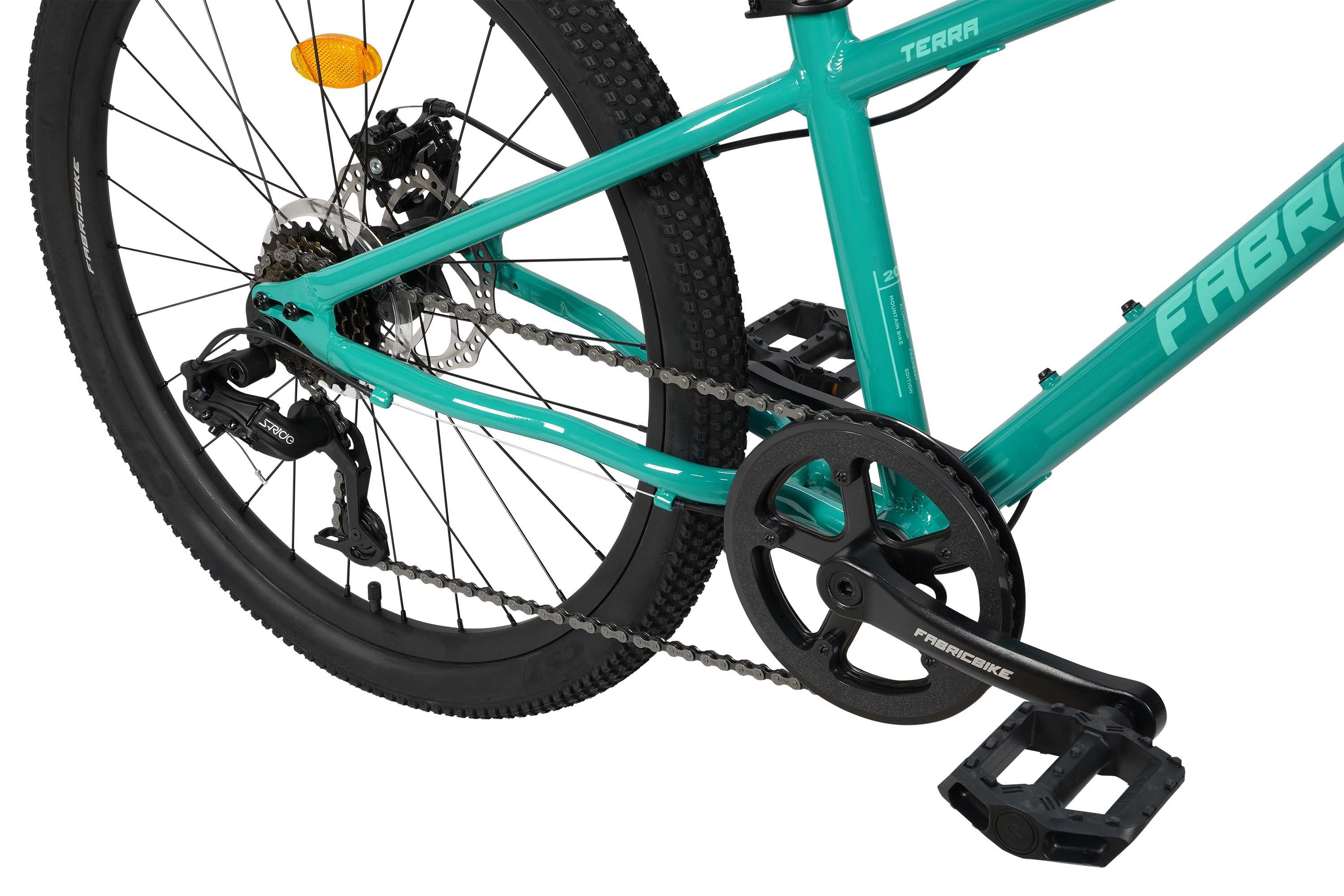 Primer plano de un cuadro de bicicleta turquesa con cadena, marchas y rueda.