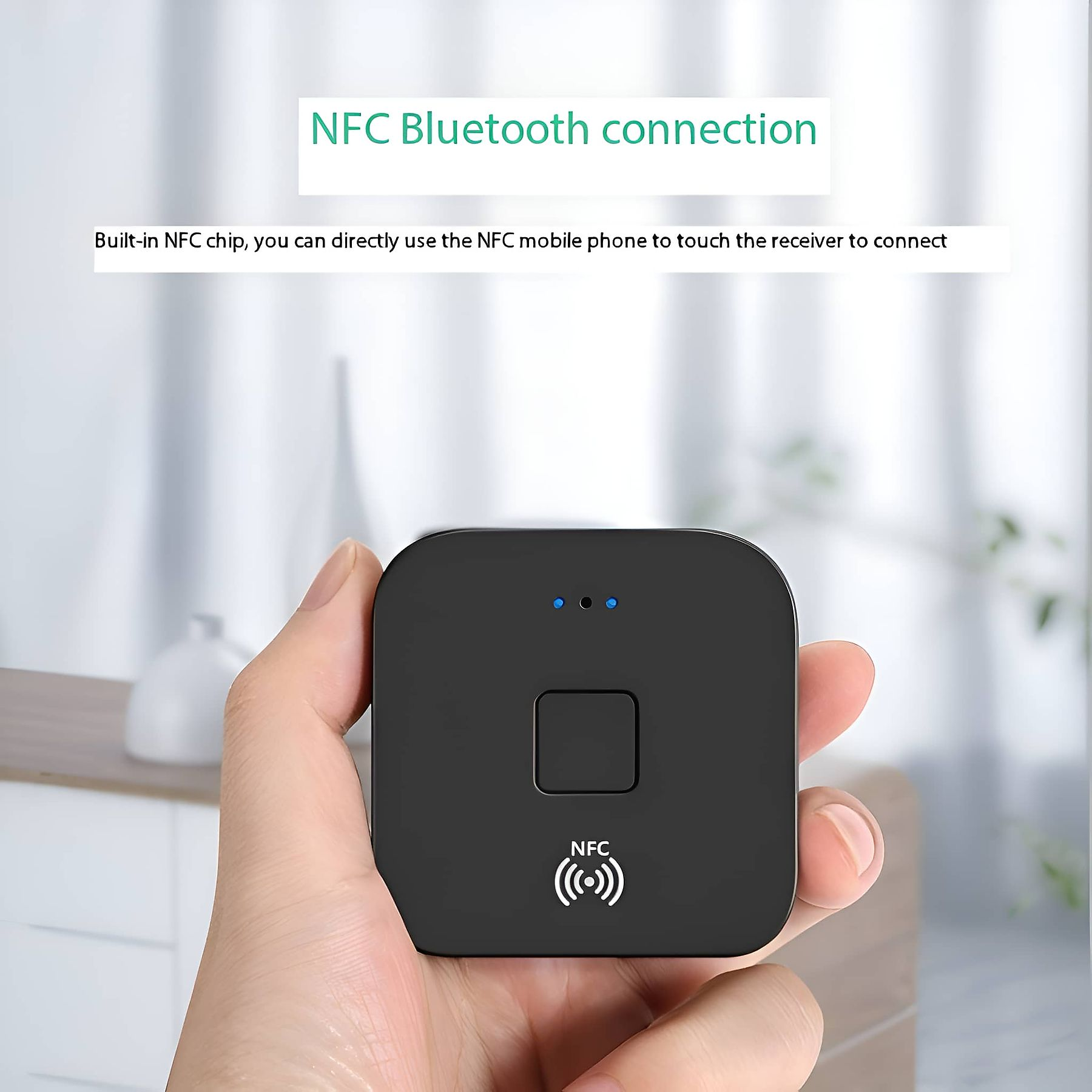 Eine Hand hält ein schwarzes NFC-Bluetooth-Gerät mit zwei blauen Lichtern.