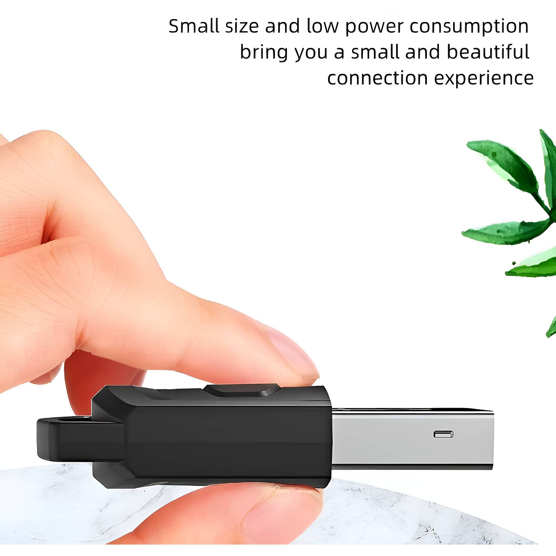 Eine Hand hält einen schwarzen USB-Adapter mit silbernem Stecker.
