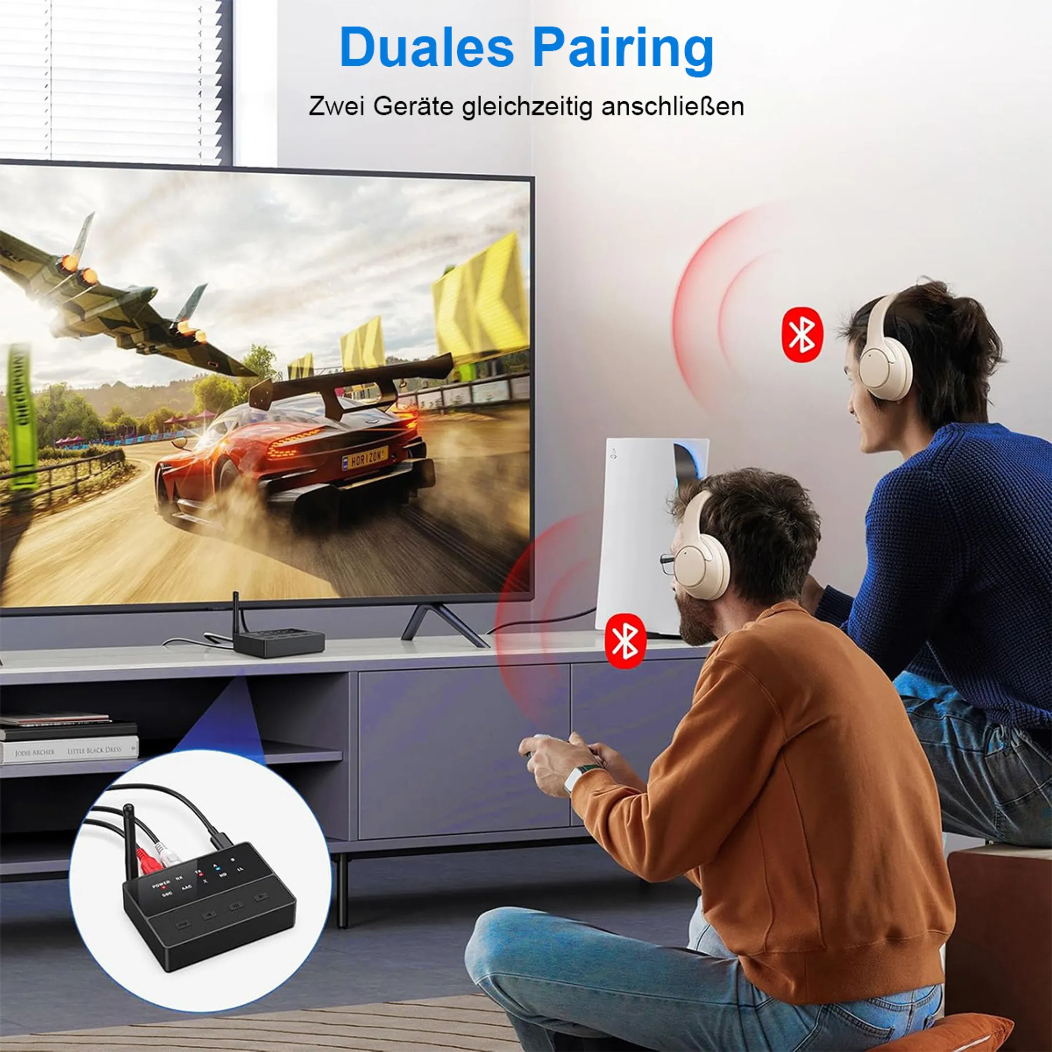 Zwei Personen mit Kopfhörern schauen TV. Ein Gerät verbindet sich.