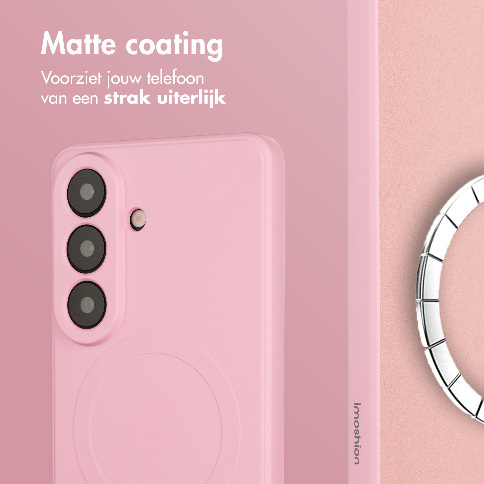 Een roze telefoonhoes met drie camera's en tekst.