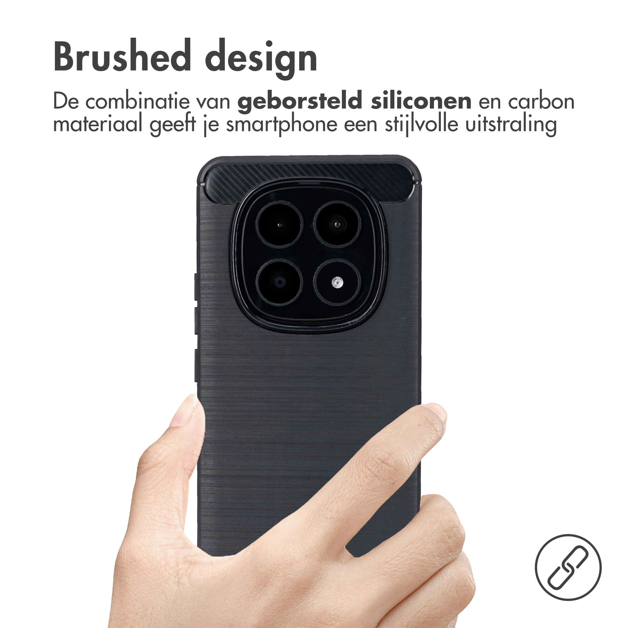 Een hand houdt een zwarte telefoon met geborsteld design en carbon accenten.