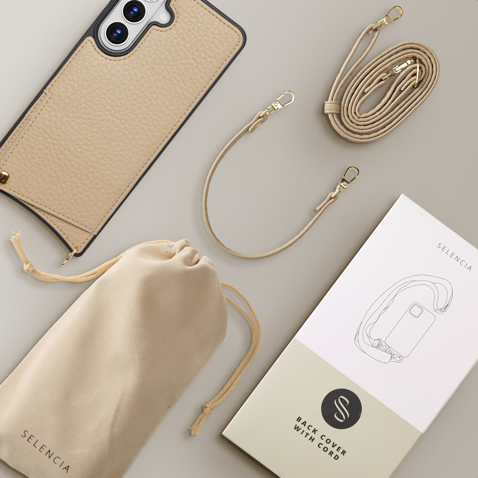 Une coque de téléphone en cuir beige avec cordon et pochette sur fond gris.