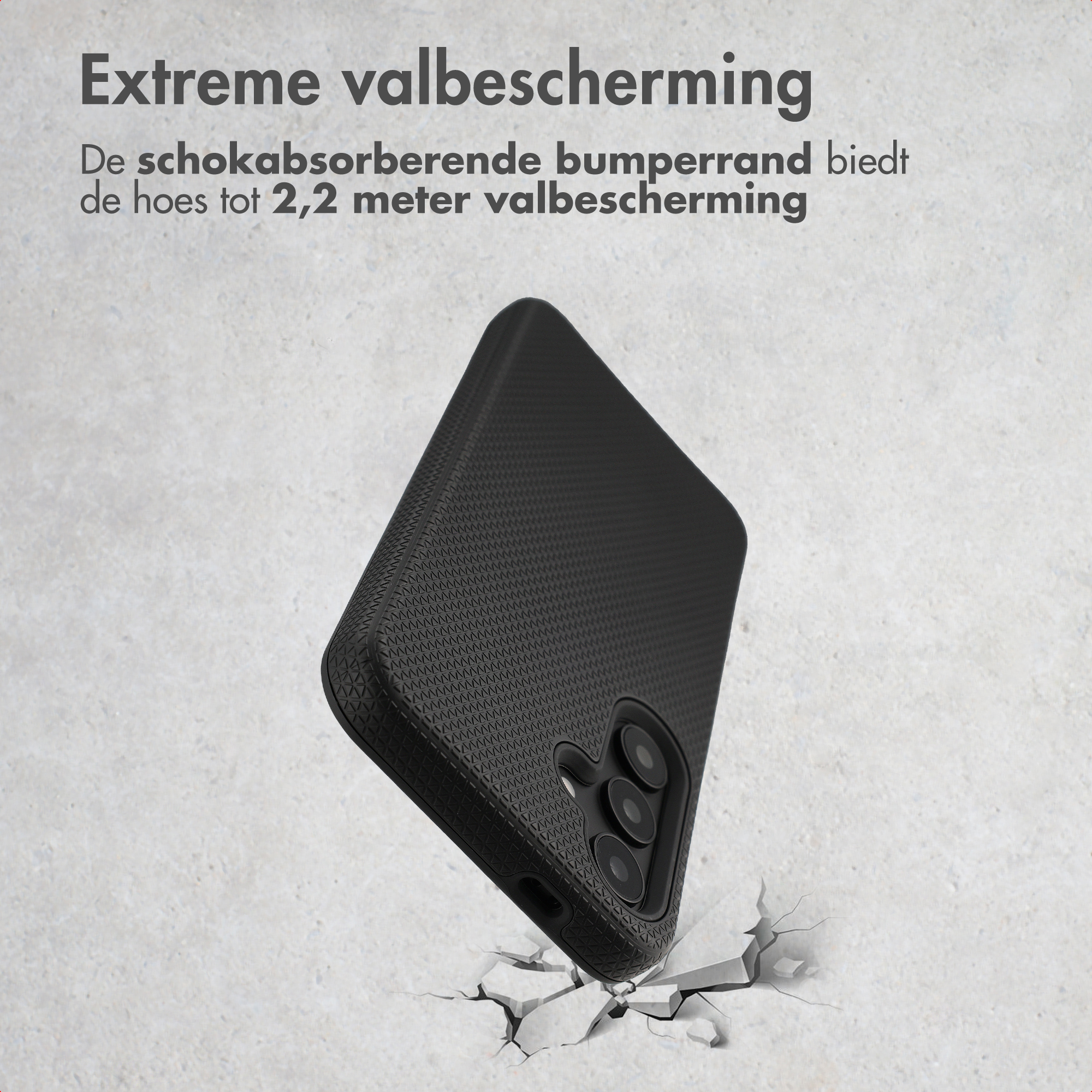 Coque de téléphone noire nervurée traversant un sol en béton.