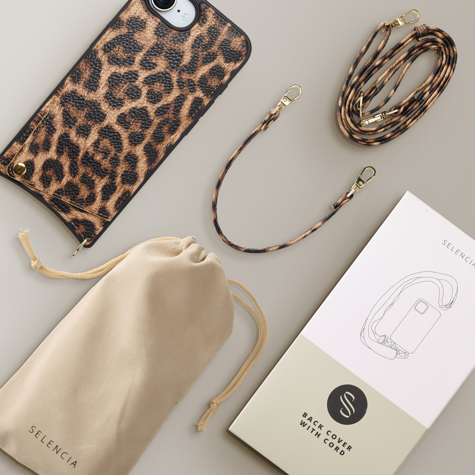 Leren telefoonhoes met panterprint, koord, zakje en verpakking.