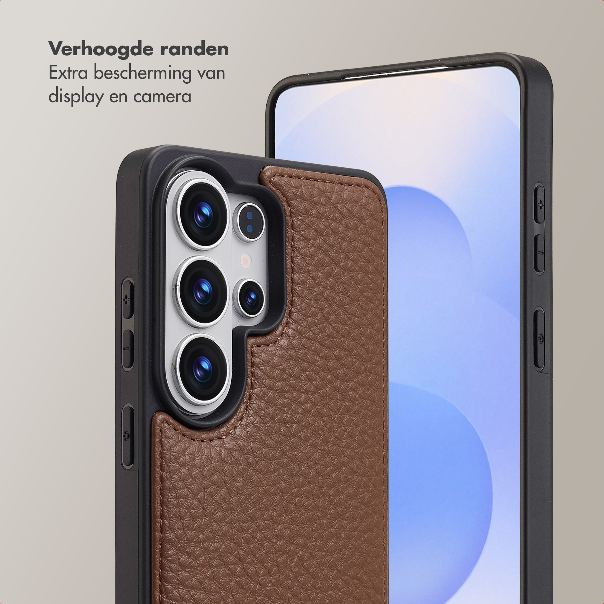 Bruine lederen hoes met verhoogde randen voor display- en camerabescherming.