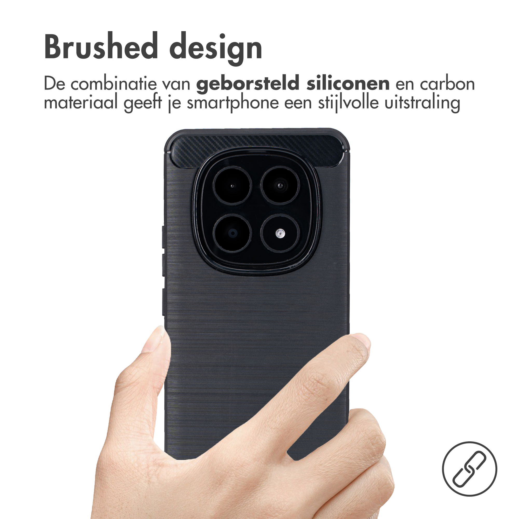 Una mano tiene uno smartphone nero con design spazzolato. Modulo fotocamera visibile.
