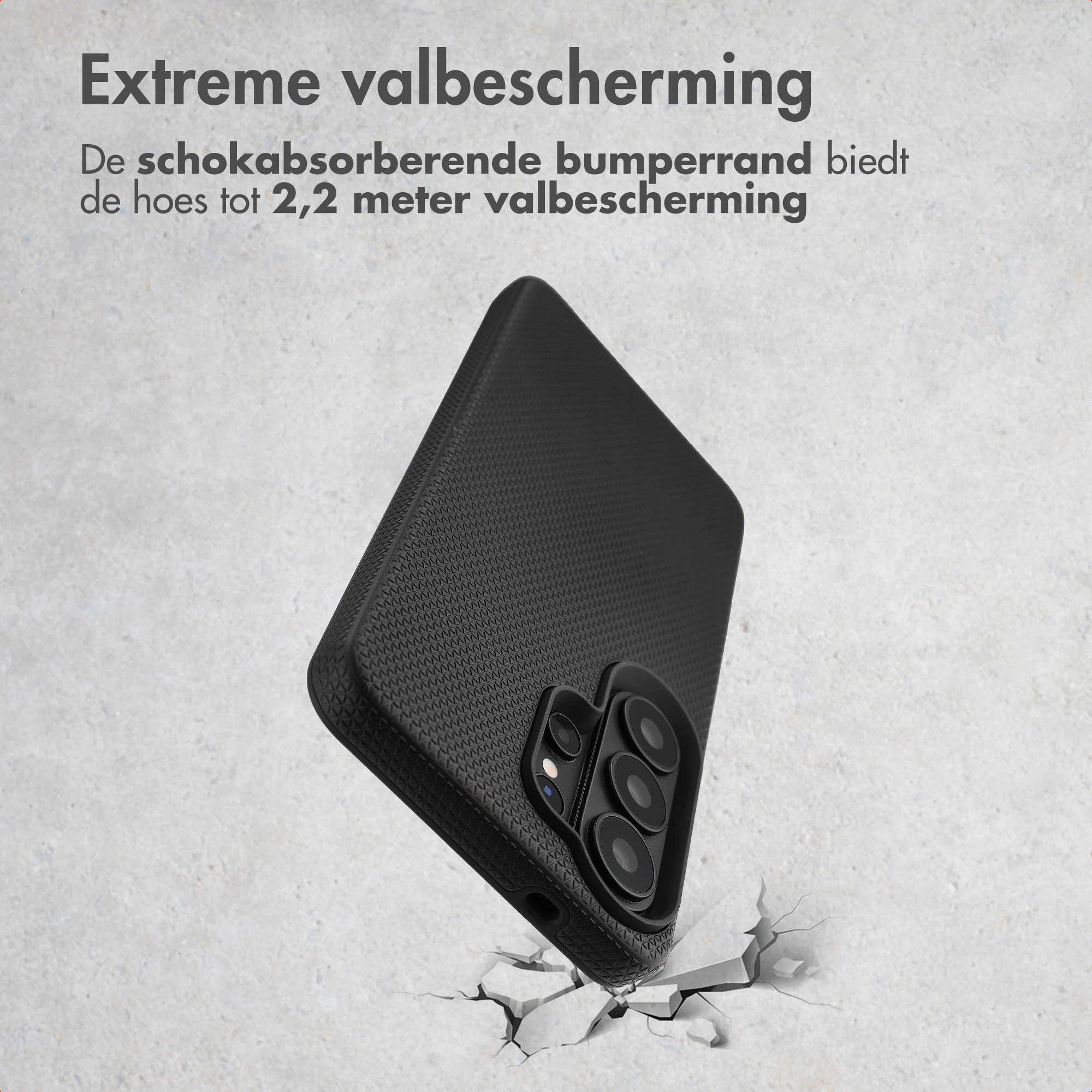 Custodia nera per telefono con sistema di fotocamere su terreno screpolato.
