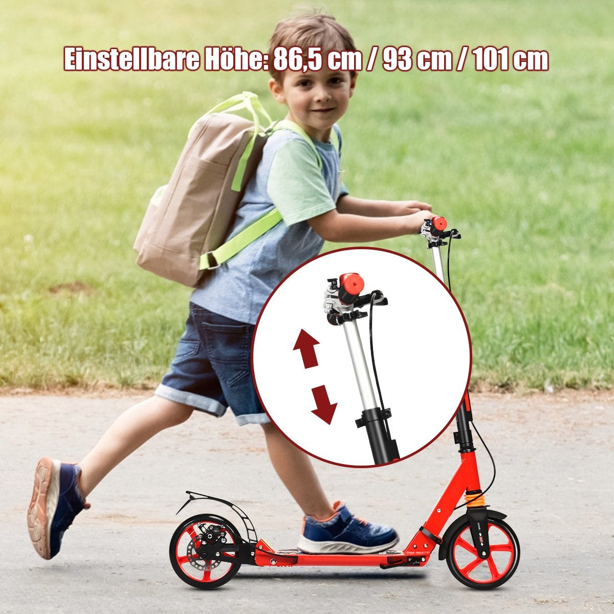 Un niño con mochila monta un patinete rojo de altura ajustable.