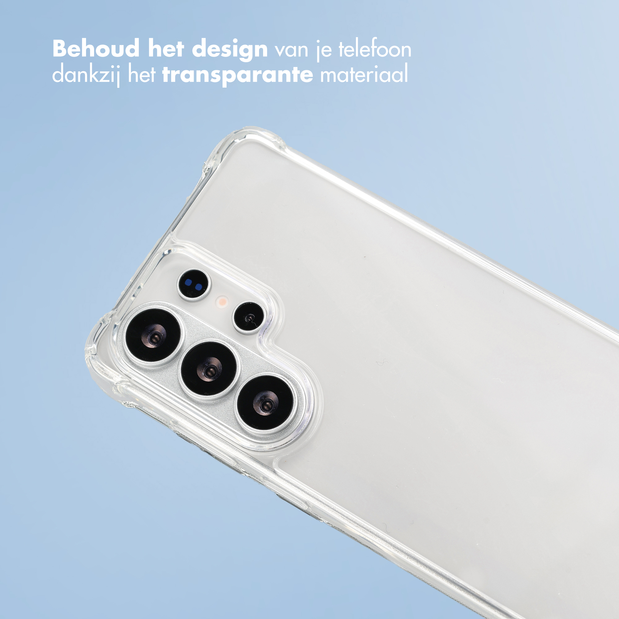 Une coque de téléphone transparente avec module caméra sur fond bleu.