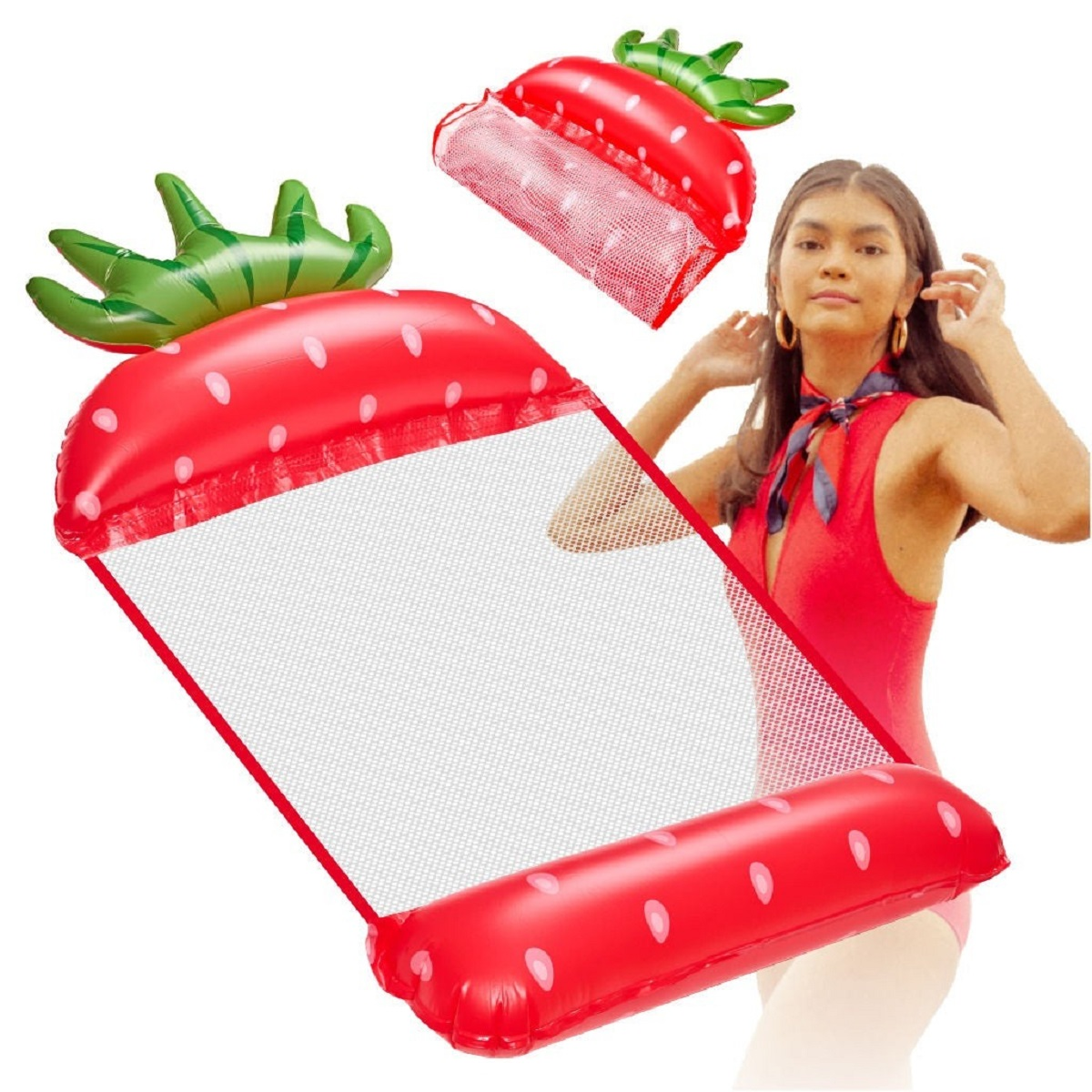 Una mujer con traje de baño rojo junto a flotadores inflables de fresa.