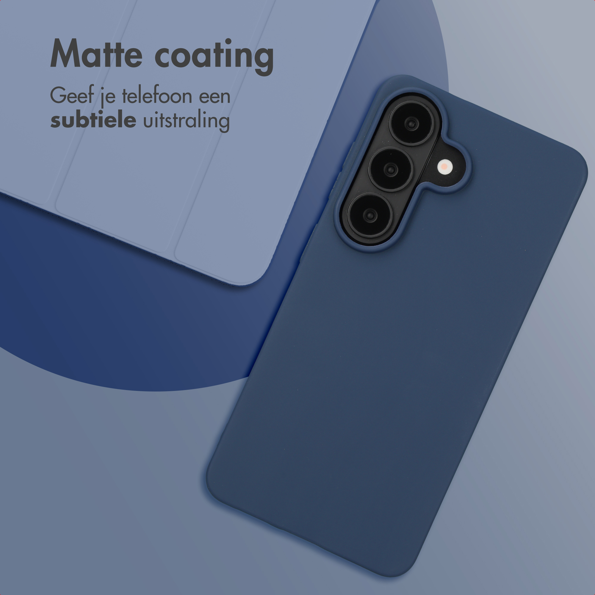 Donkerblauwe telefoonhoes met cameramodule op matte achtergrond.