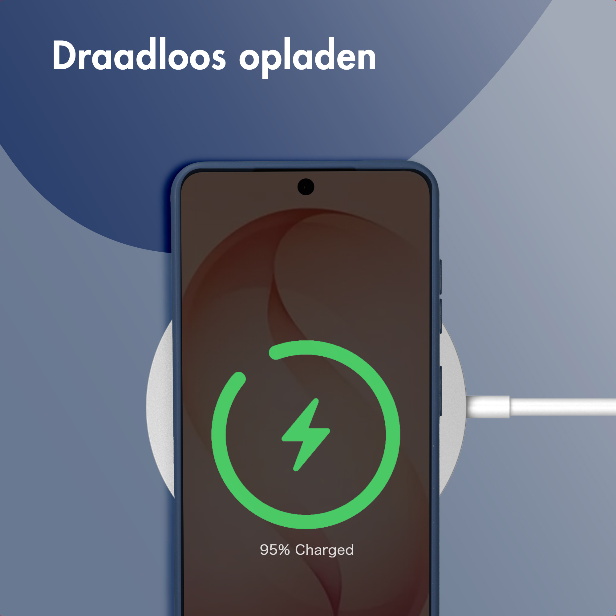 Een smartphone wordt draadloos opgeladen op een witte lader.