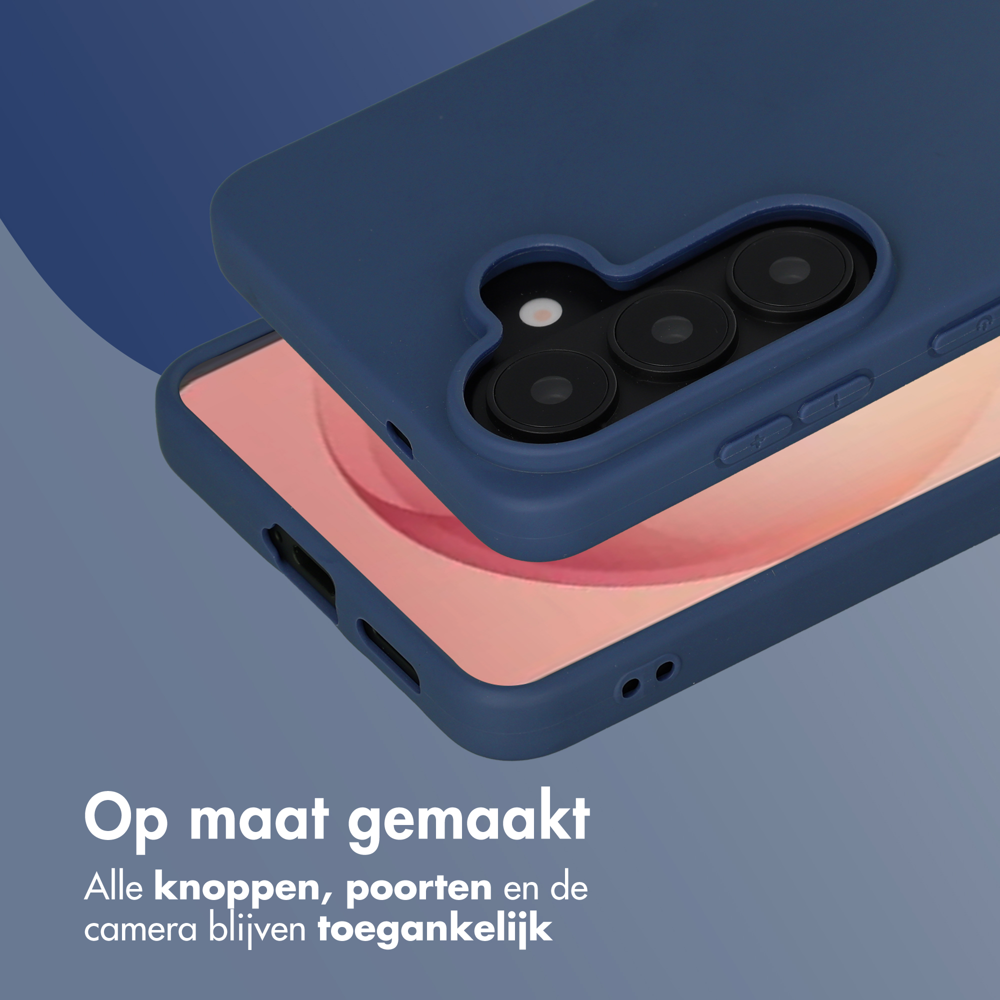 Donkerblauwe telefoonhoes met cameragat en zijknopen over een telefoon.