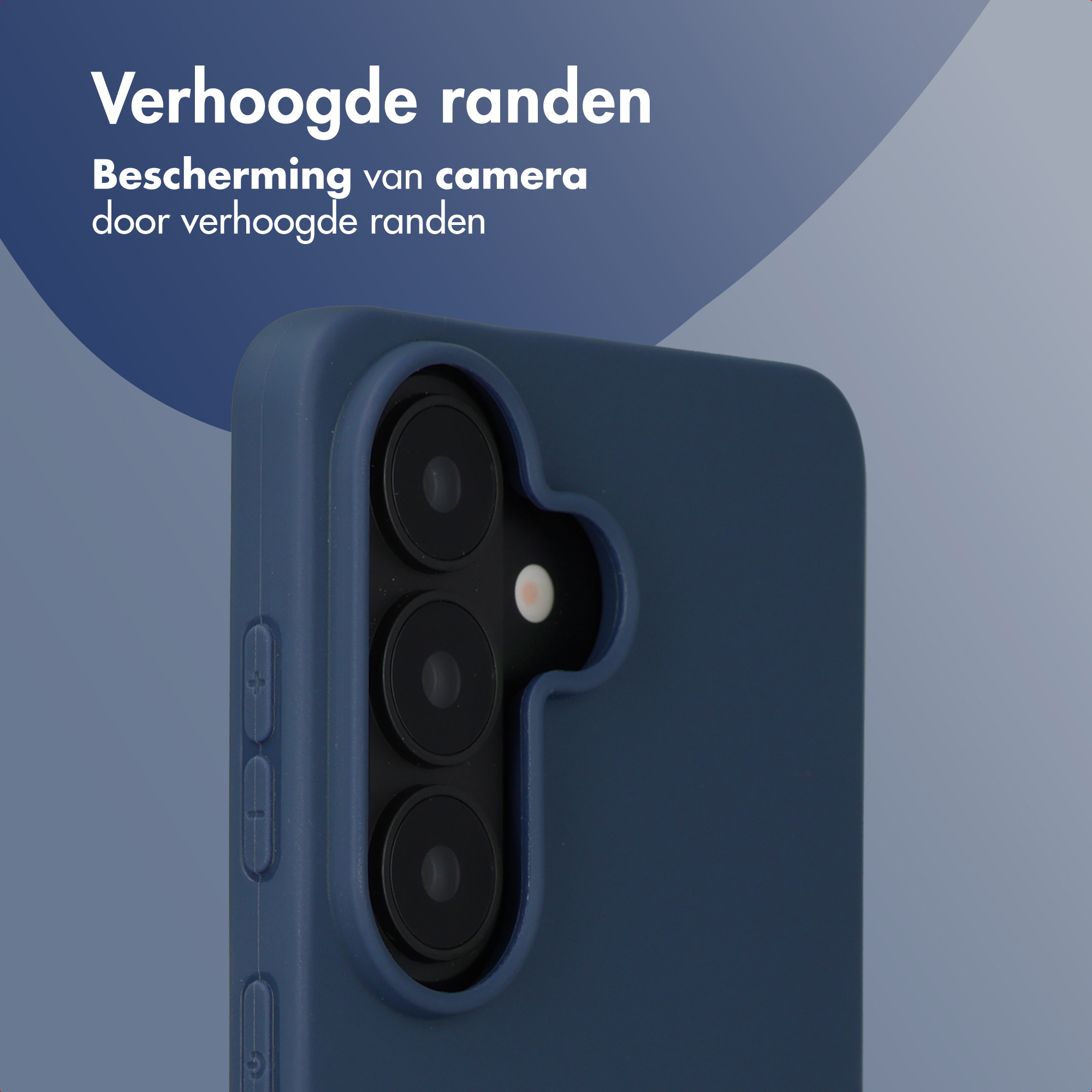 Close-up van een blauwe telefoonhoes met drievoudige camera en knoppen.