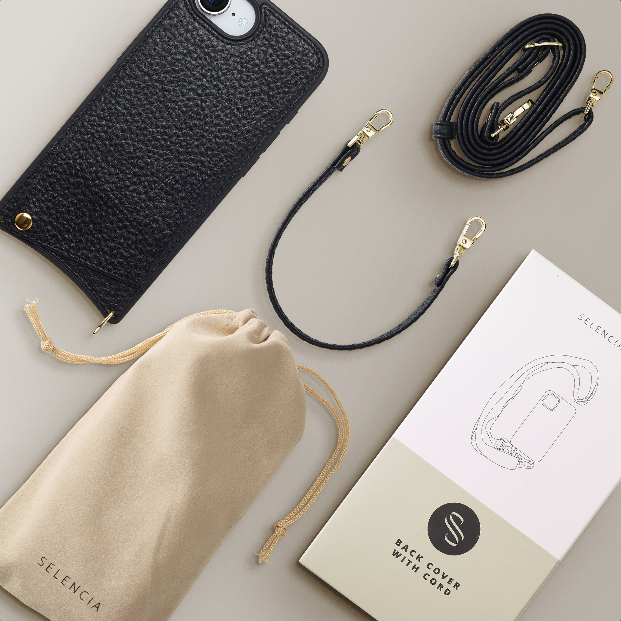 Zwarte leren iPhone hoes met koord, zakje en verpakking.