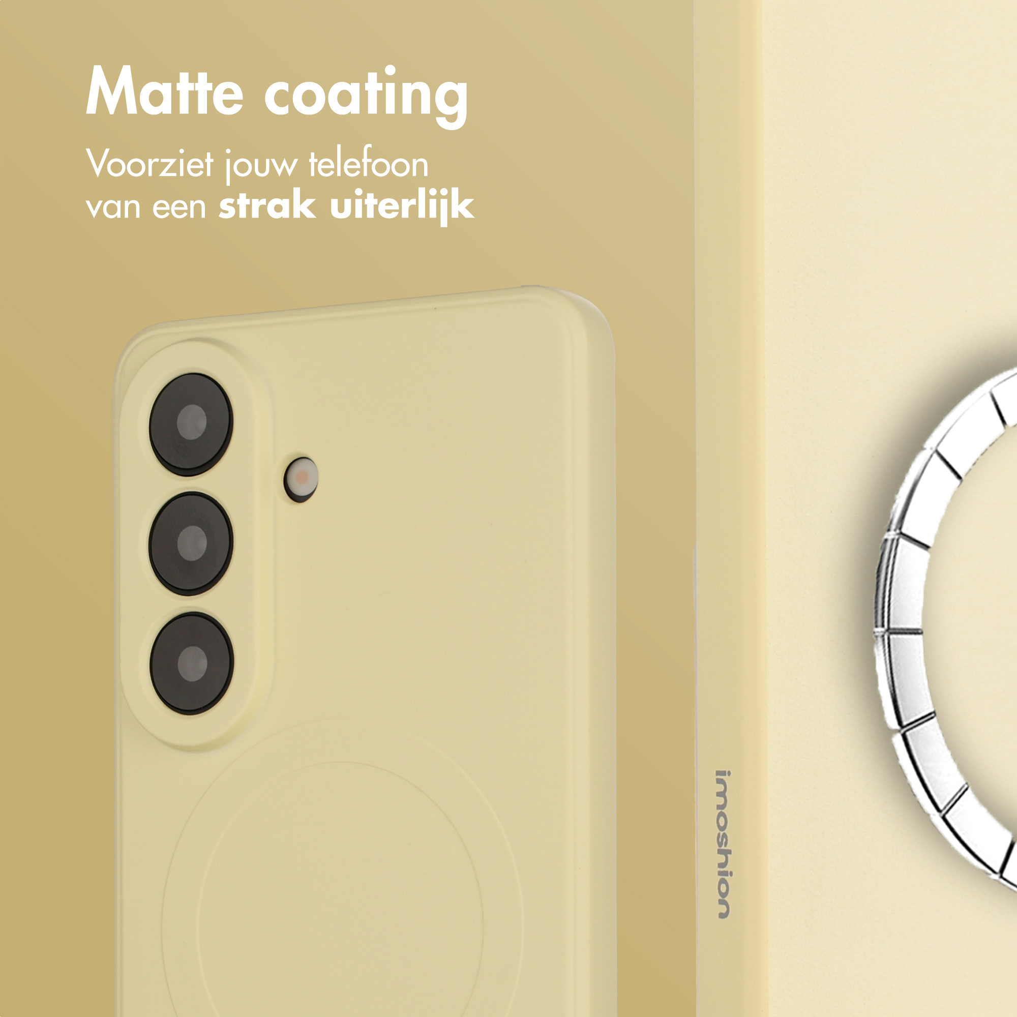 Geel telefoonhoesje met drie cameralenzen en een zilveren ring.