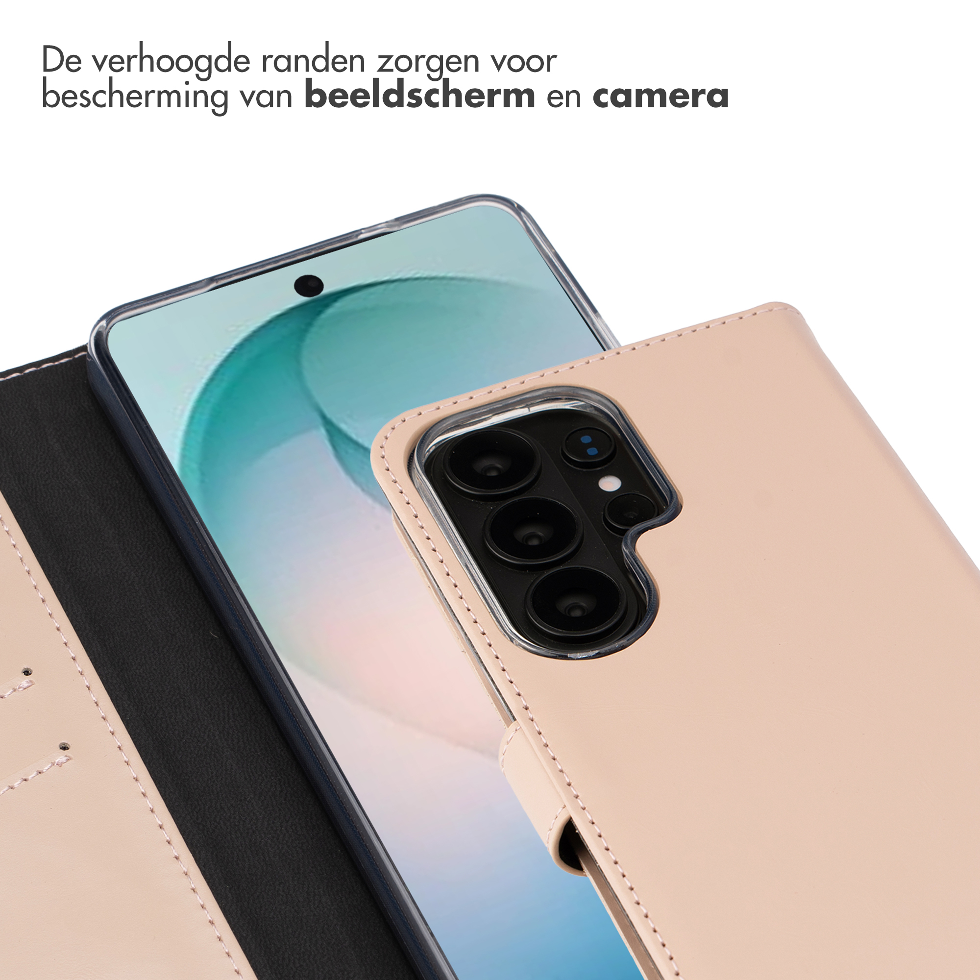 Een lichtbeige telefoonhoes beschermt een smartphone met drie camera's.