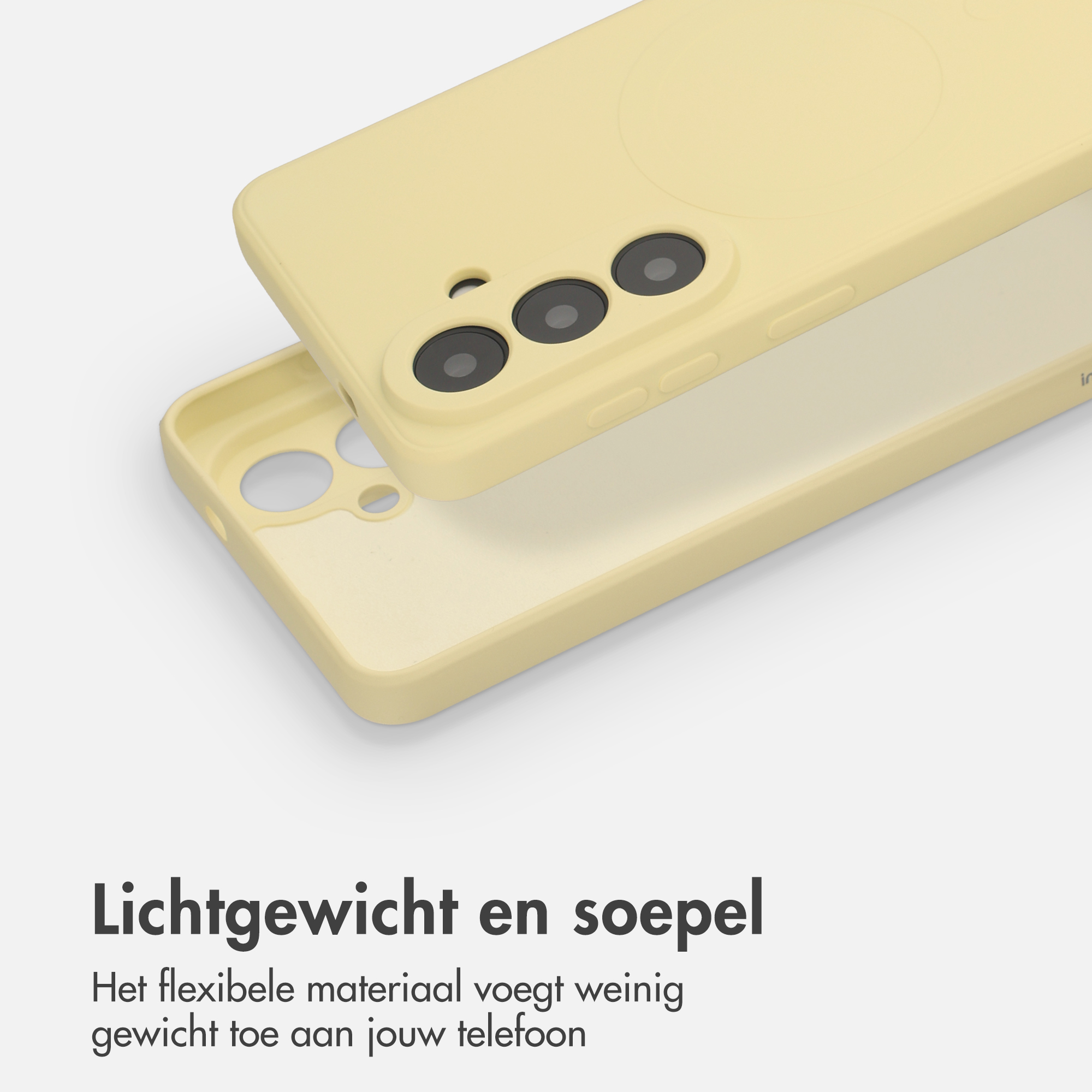 Een lichtgele telefoonhoes ligt over een telefoon met drie cameralenzen.
