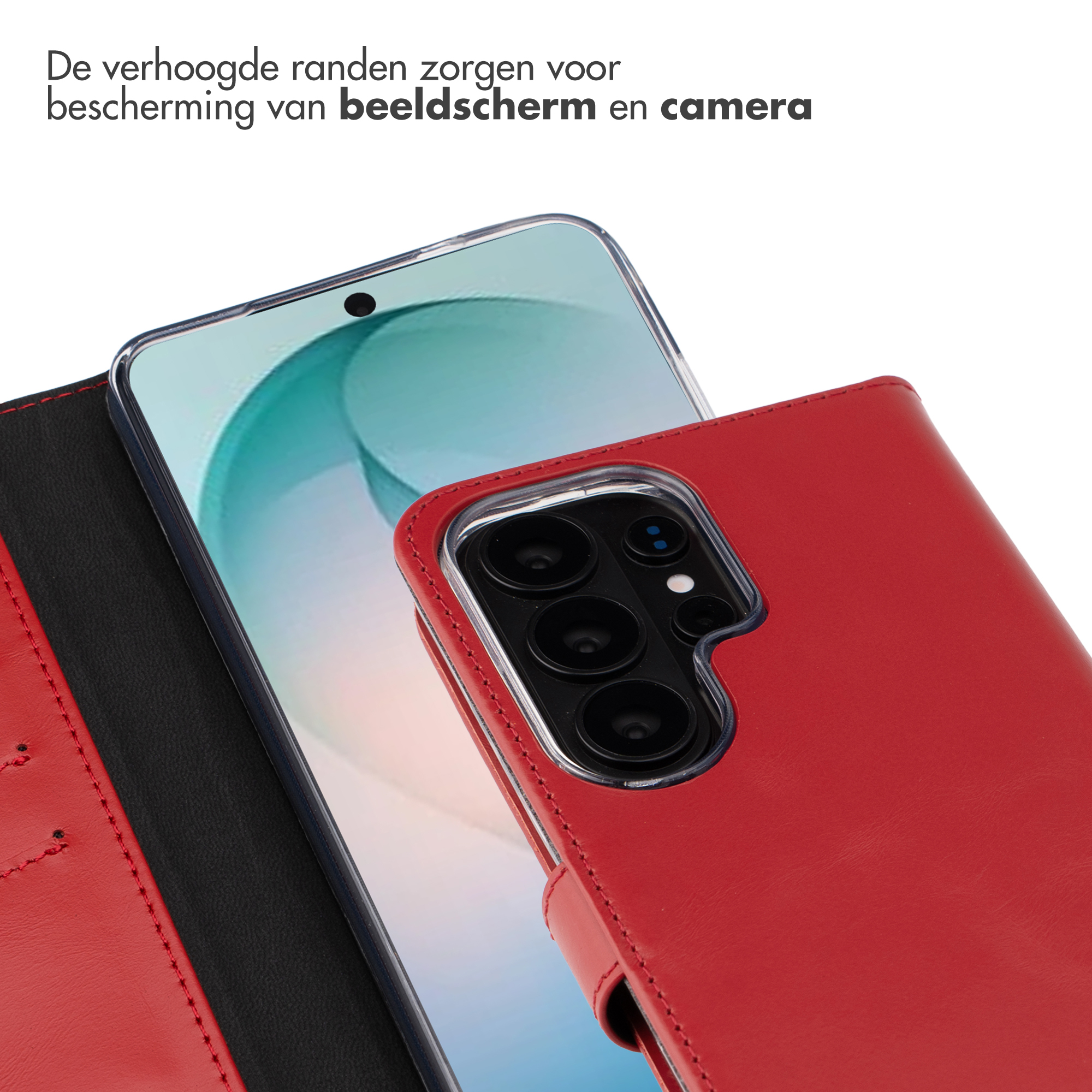 Rode telefoonhoes met camera en scherm, biedt bescherming.