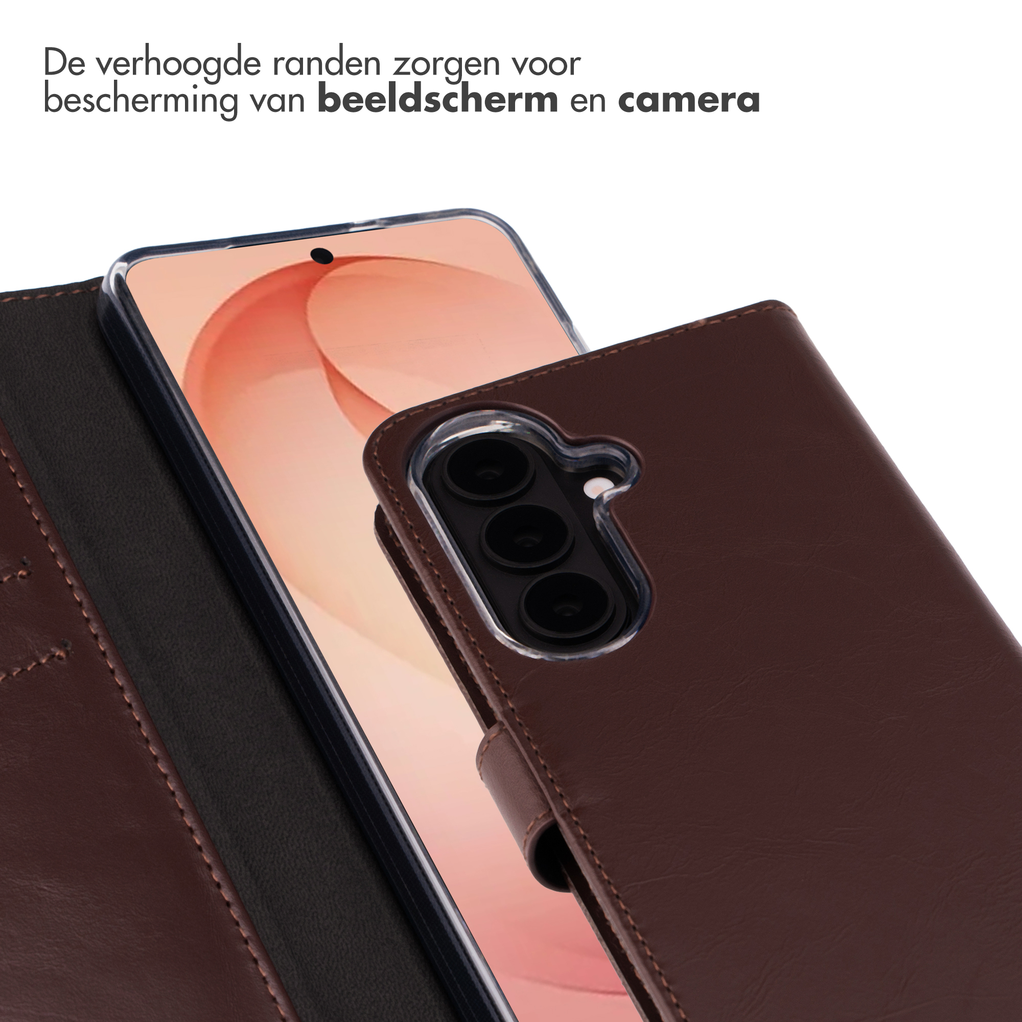 Bruine telefoonhoes met camera en scherm zichtbaar.