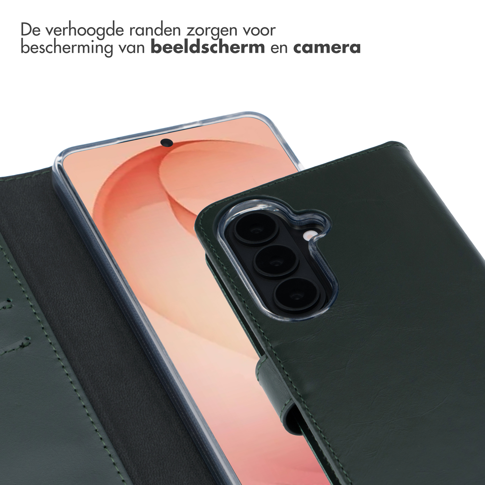 Étui de téléphone vert foncé avec triple appareil photo et écran ouvert.