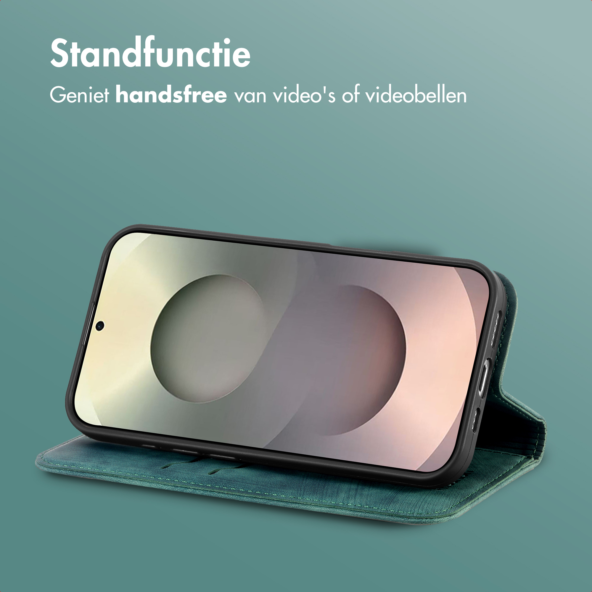 Uno smartphone in una custodia verde è in piedi su un tavolo.