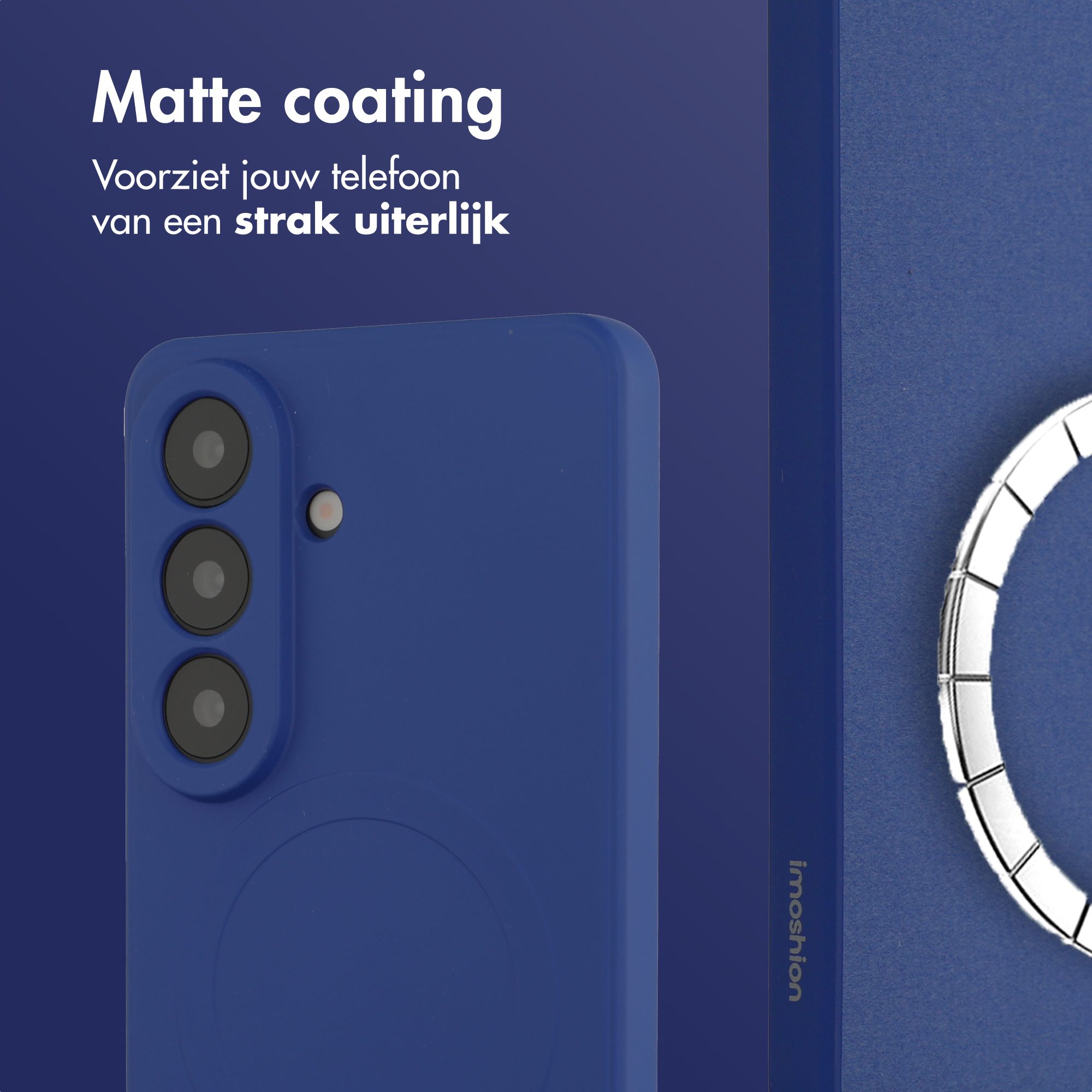 Blauw telefoonhoesje met drie camera's en een zilveren ring op blauw karton.