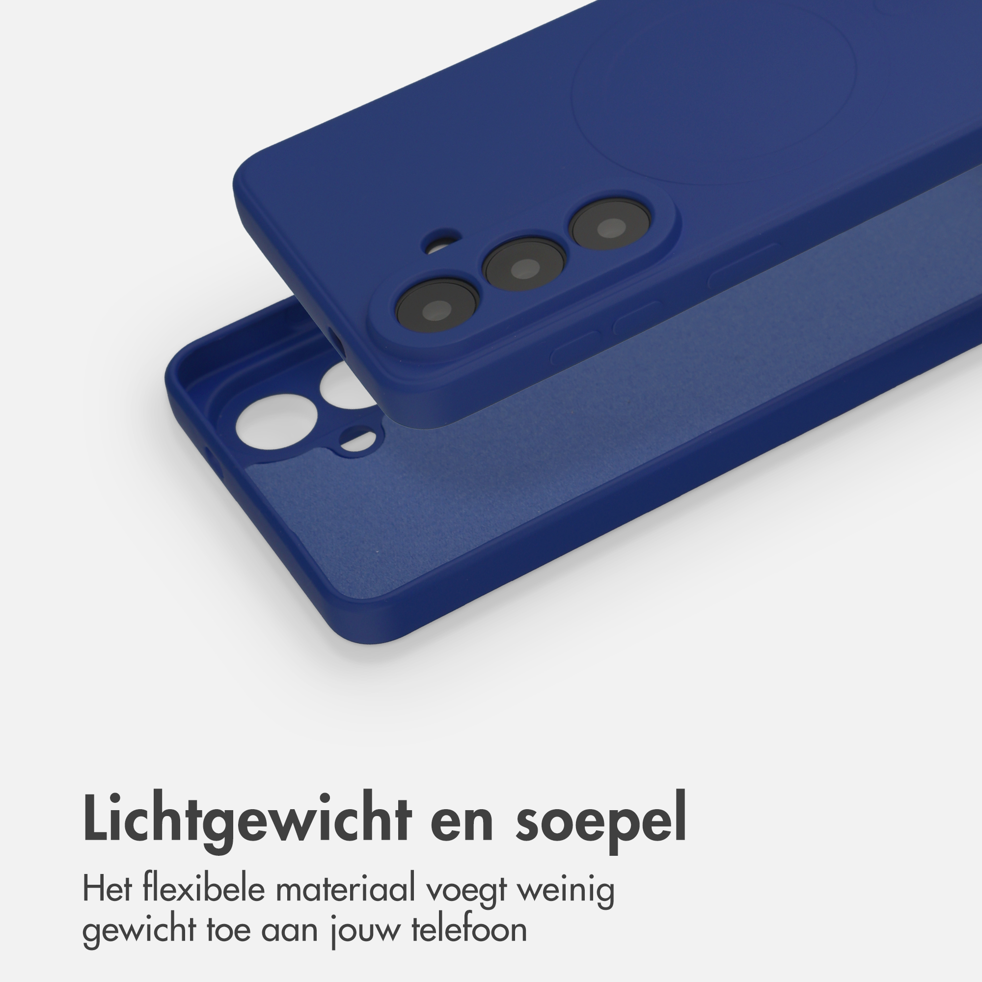 Blauw telefoonhoesje met drie cameralenzen en uitsparingen.