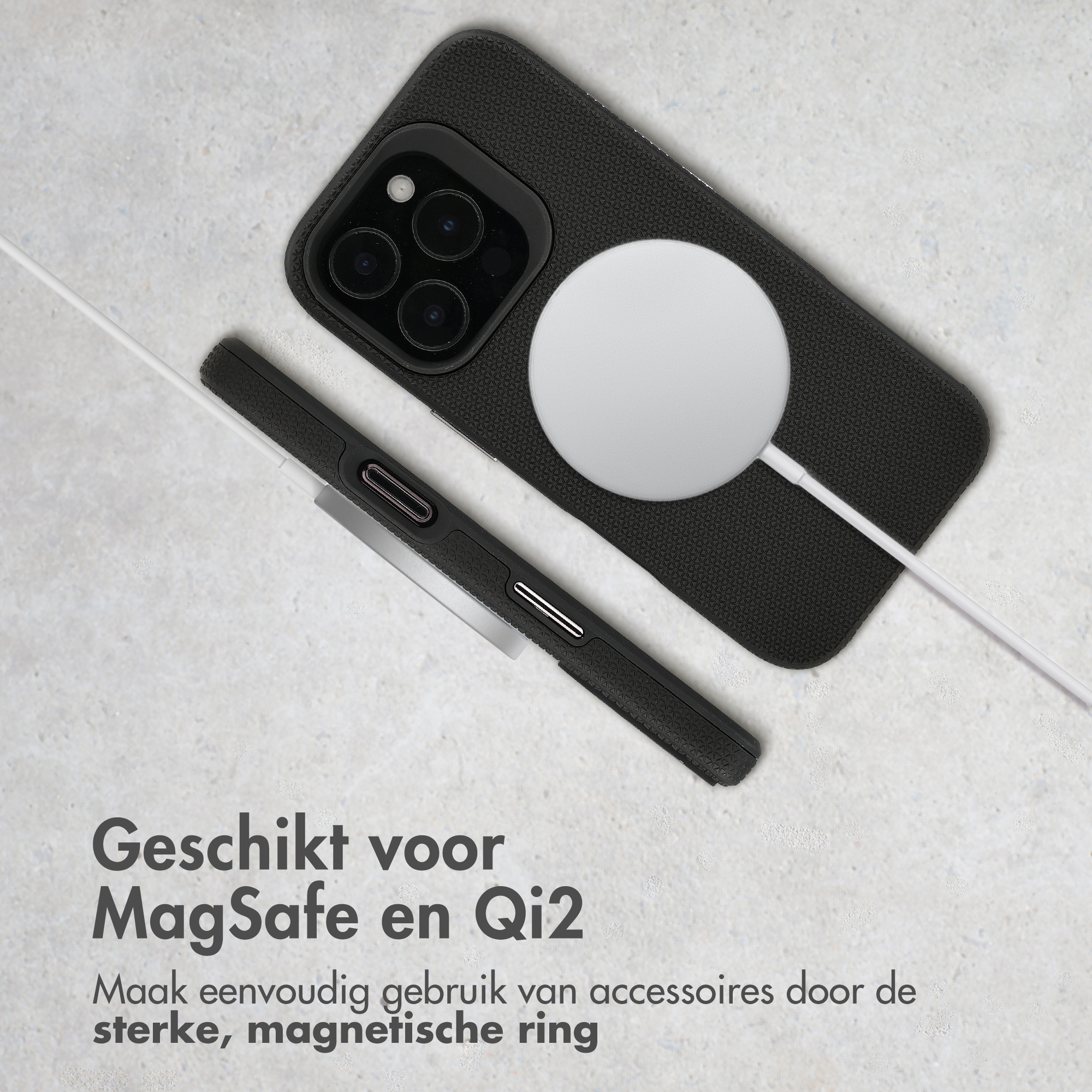 iPhone noir avec chargeur MagSafe et câble sur surface claire.