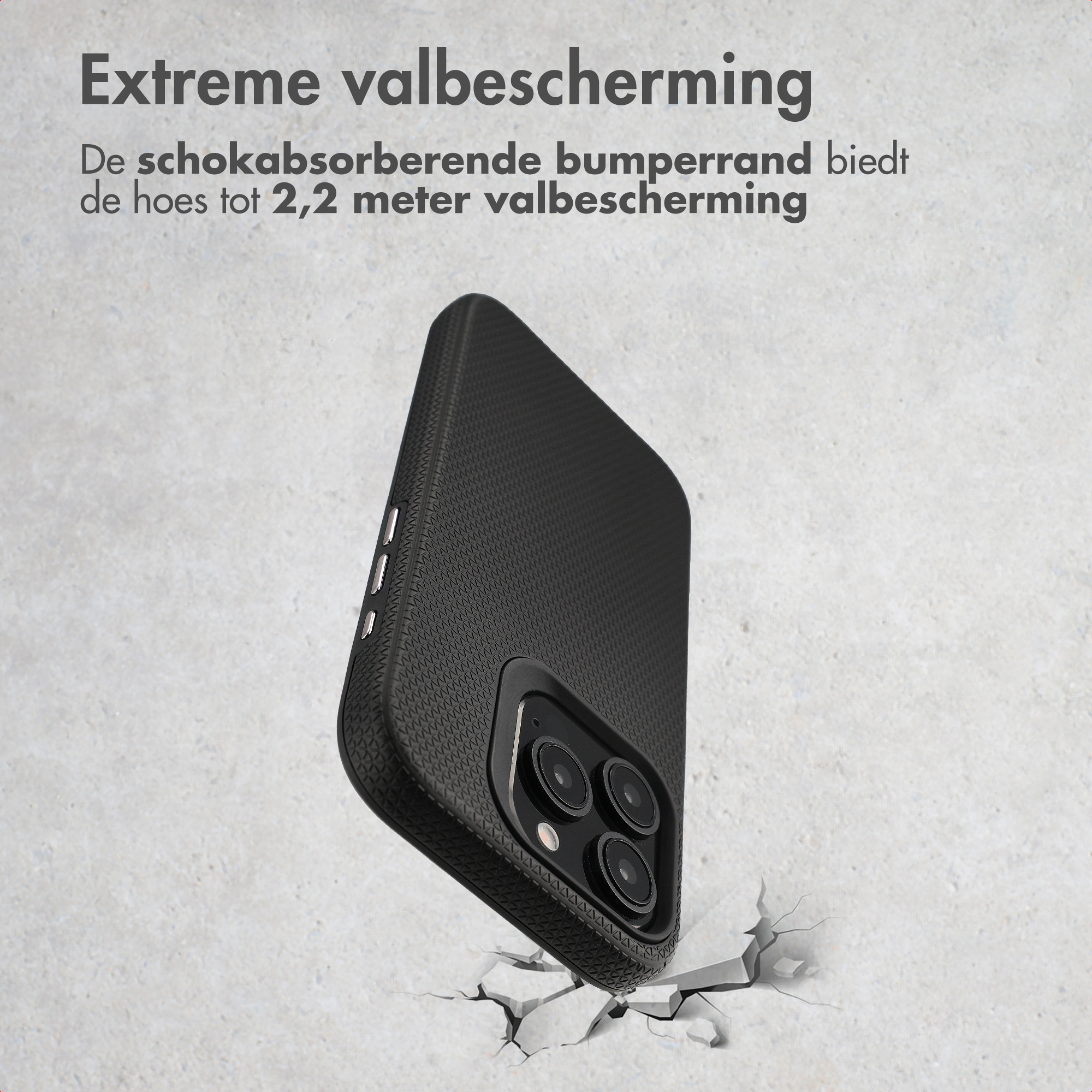 Coque de téléphone noire avec triple appareil photo sur béton fissuré.