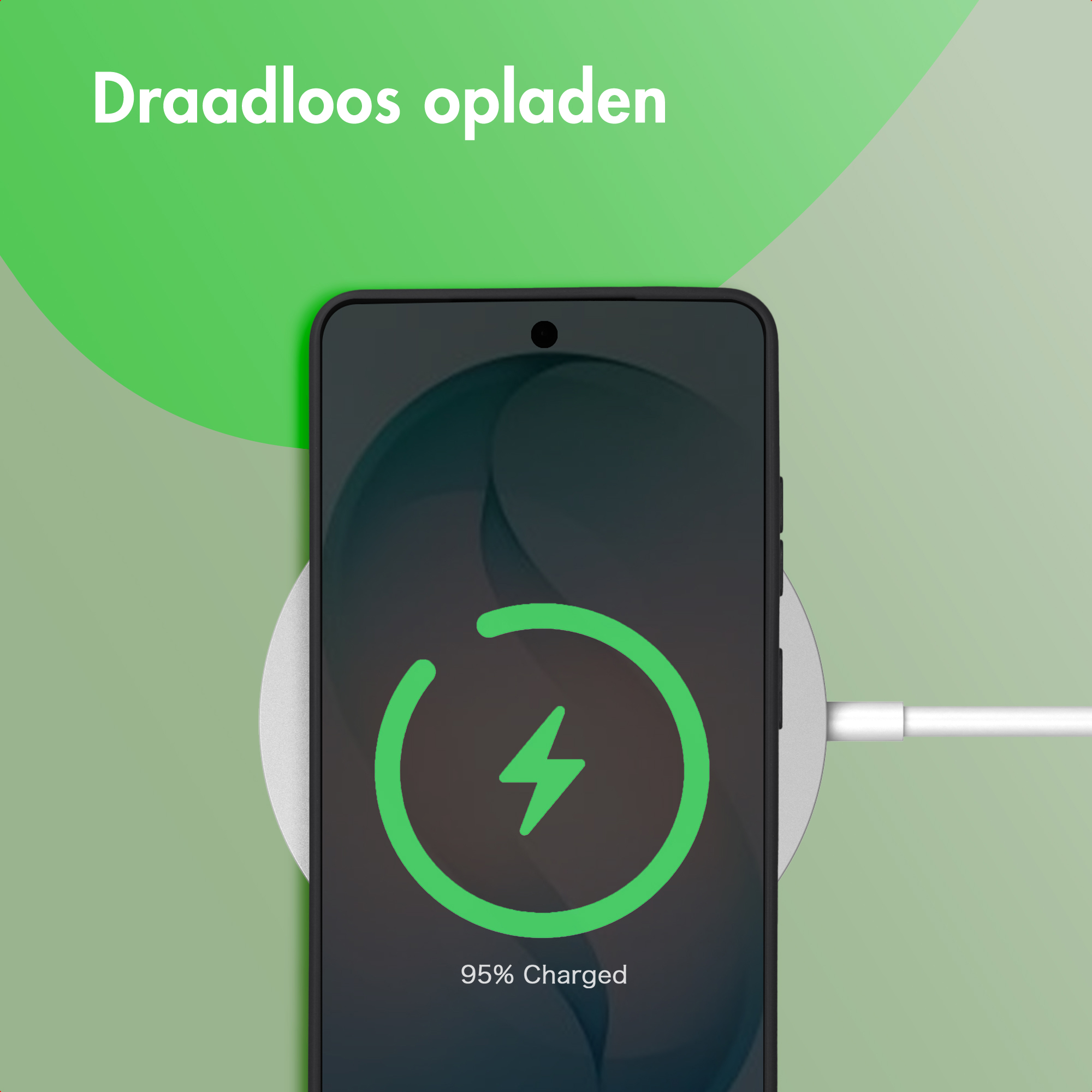 Een smartphone wordt draadloos opgeladen op een pad, 95% vol.