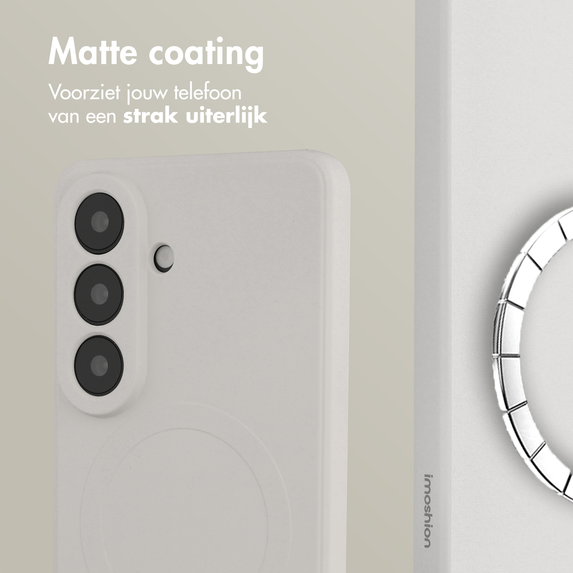 Une coque de téléphone blanche avec trois caméras et un détail d'anneau argenté.