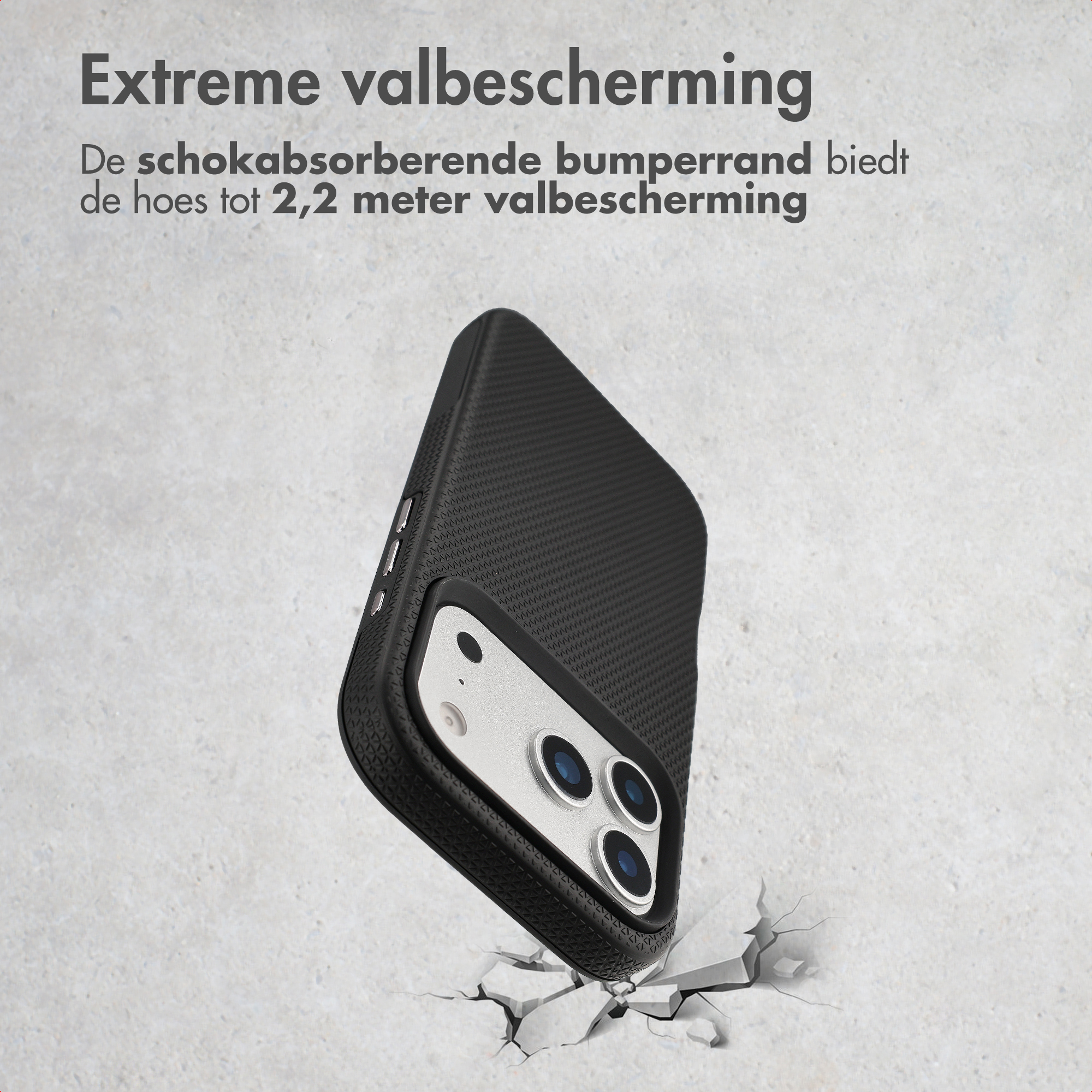 Custodia nera per telefono con fotocamera su pavimento in cemento crepato.