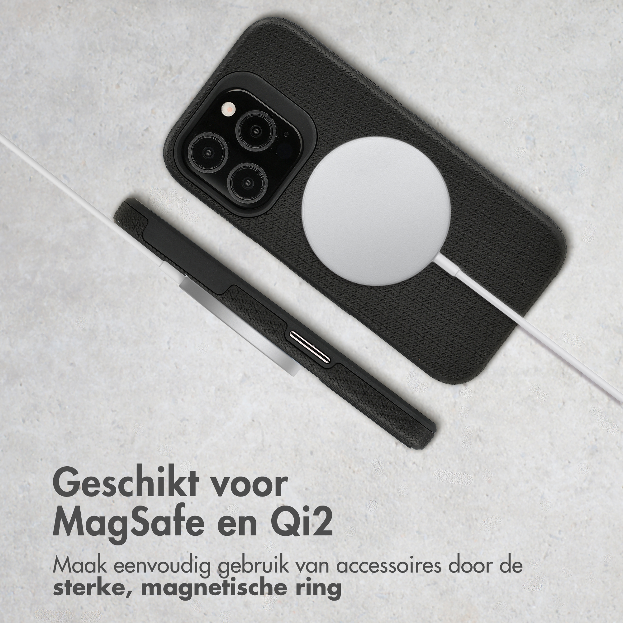 Zwarte telefoonhoes met MagSafe oplader op lichte ondergrond.