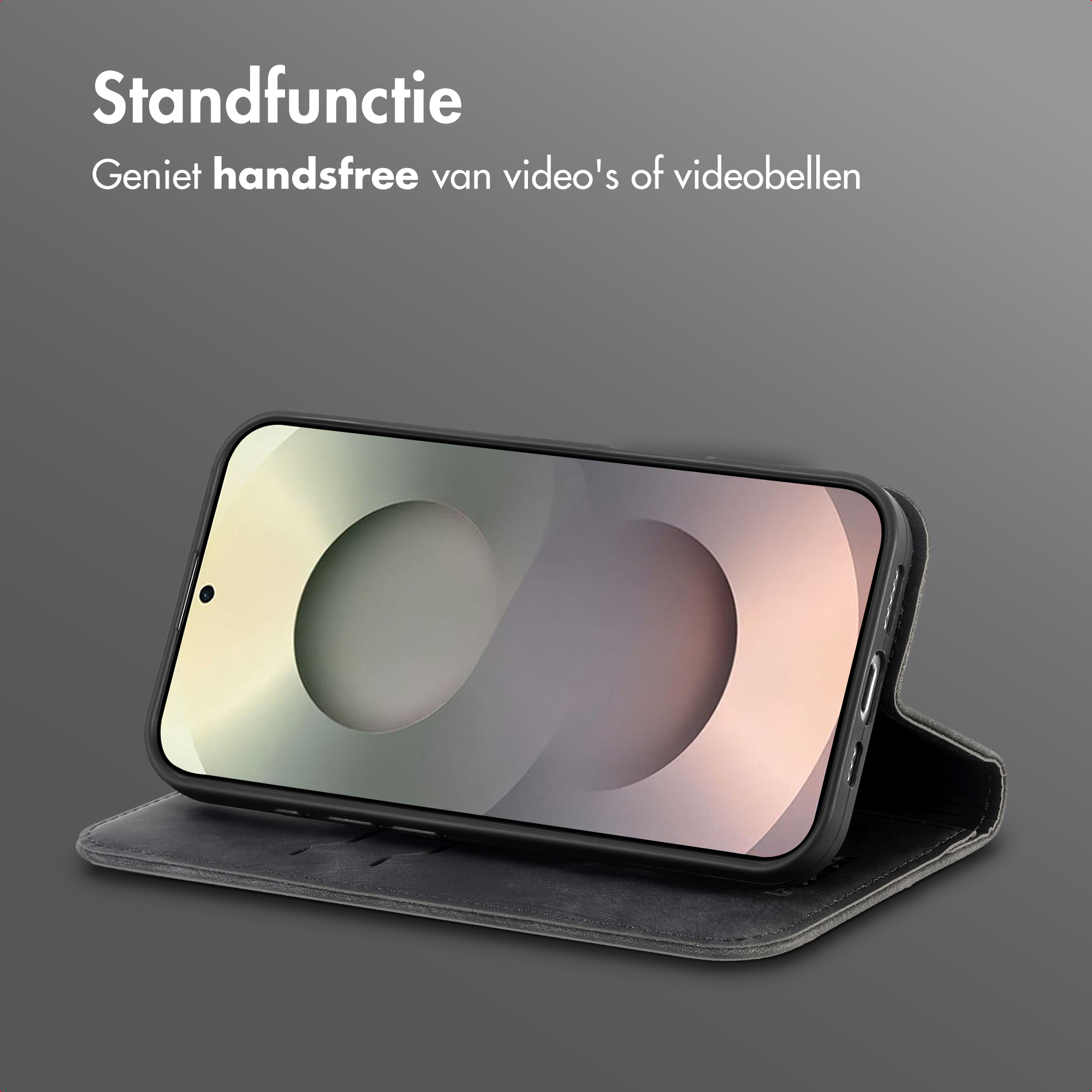 Een grijze smartphone in een open flipcase die als standaard dient. Minimalistische achtergrond.