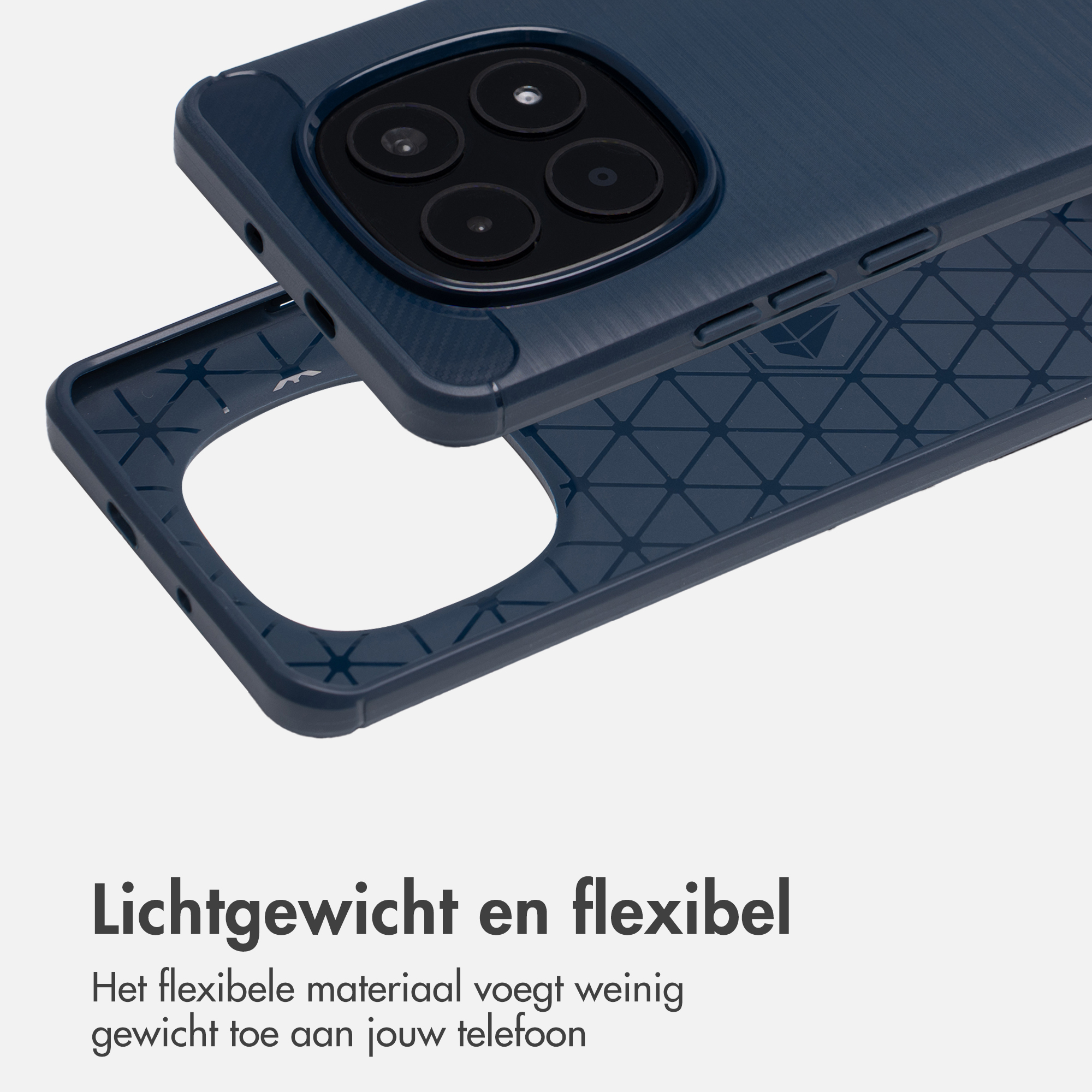 Custodia blu scuro per telefono con ritaglio per quattro fotocamere e materiale flessibile.
