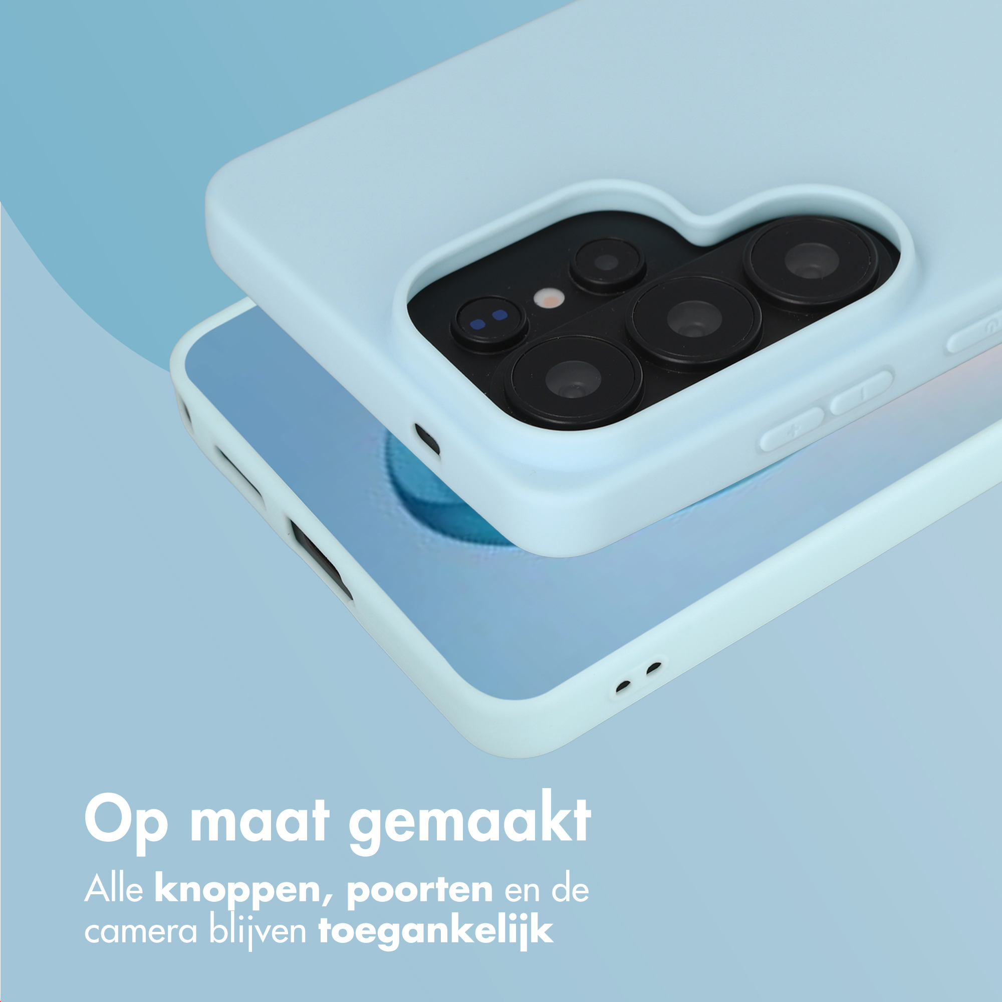 Lichtblauwe telefoonhoes over een telefoon met cameramodule.