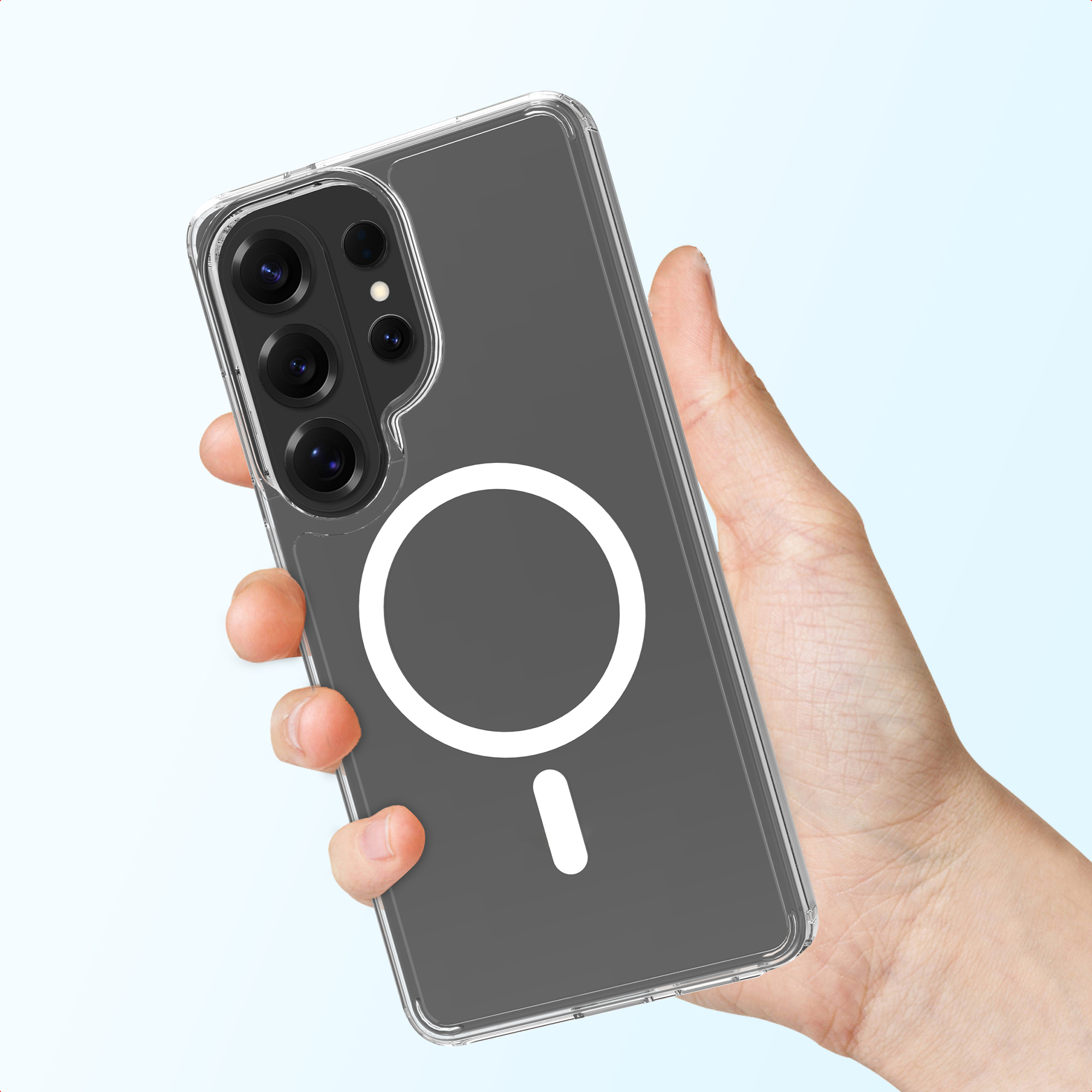 Een hand houdt een doorzichtige telefoonhoes met magneetring vast op een lichtblauwe achtergrond.