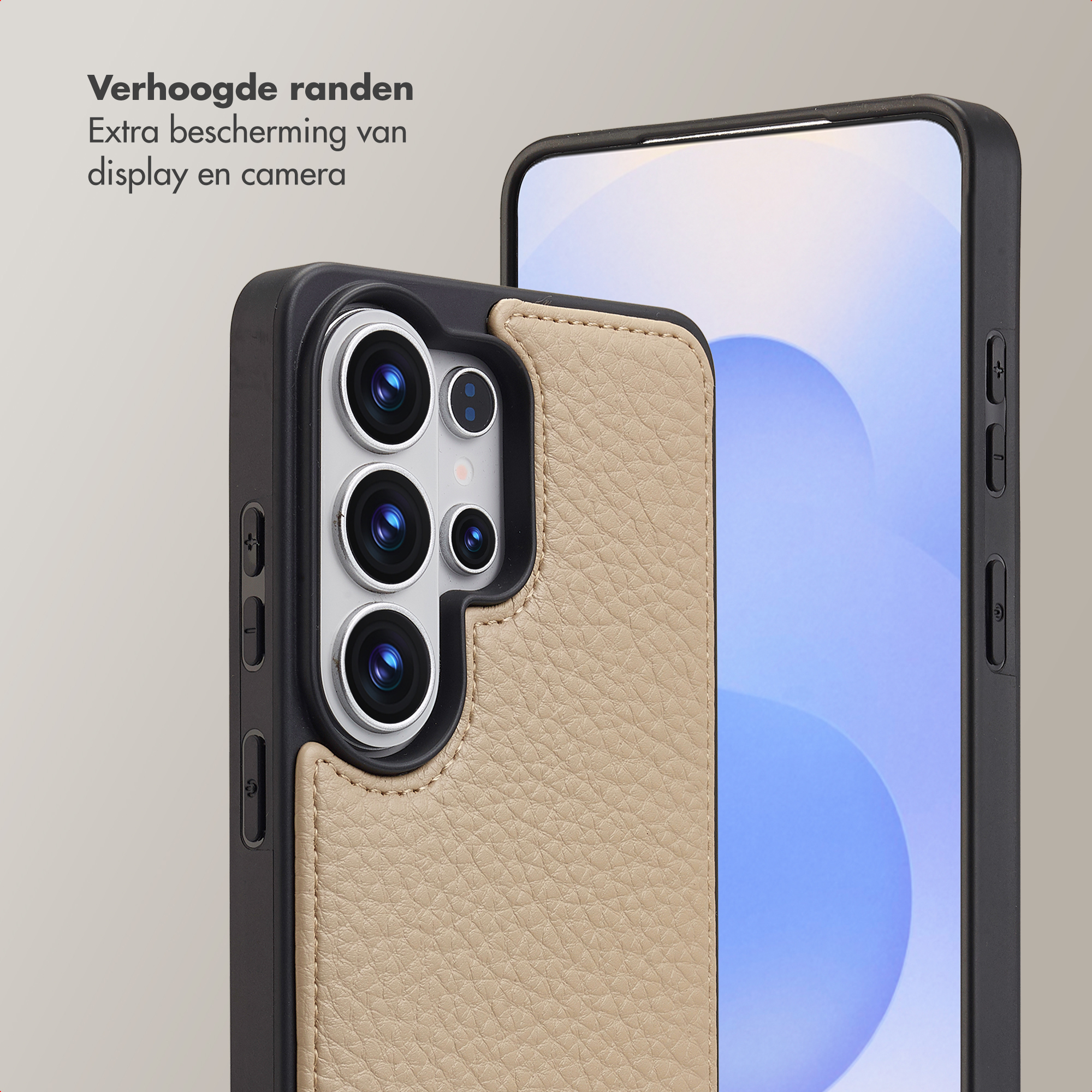 Een beige leren telefoonhoes met verhoogde randen voor camera en display.