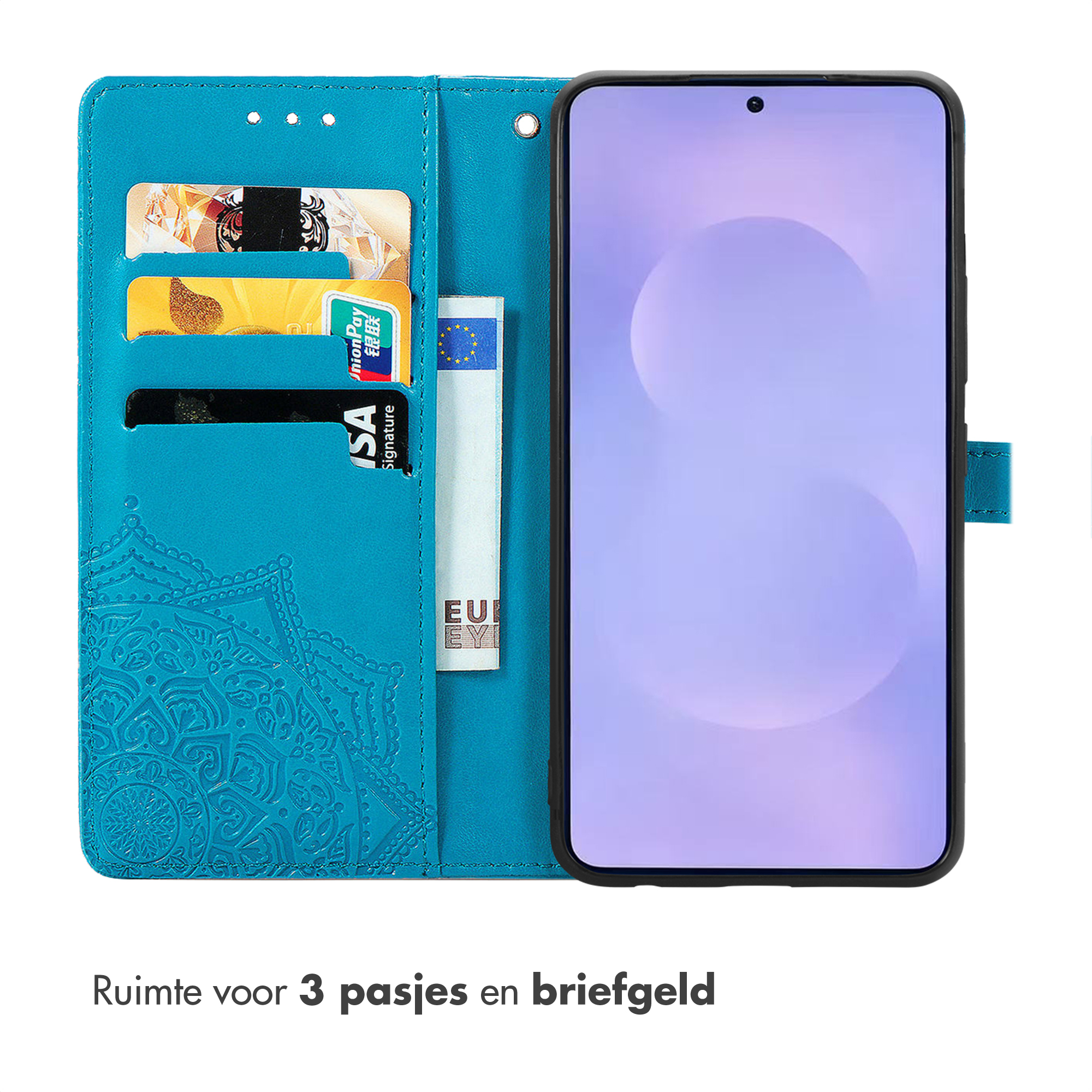 Een blauwe telefoonhoes met kaartsleuven en een smartphone.