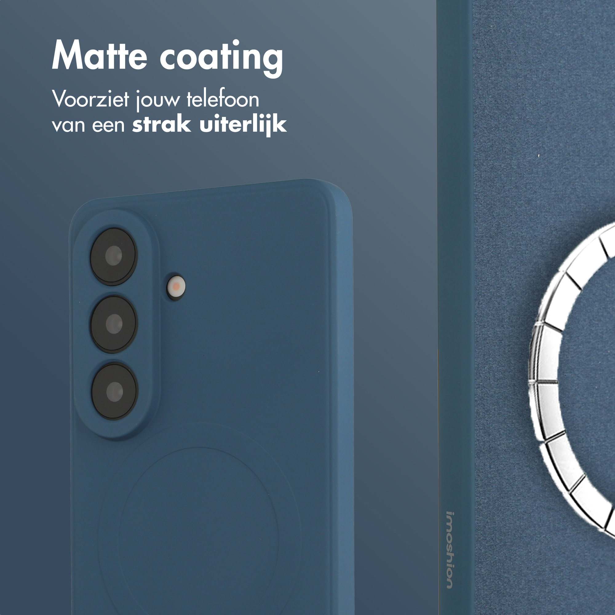 Blauw telefoonhoesje met drie camera's en een zilveren ring.