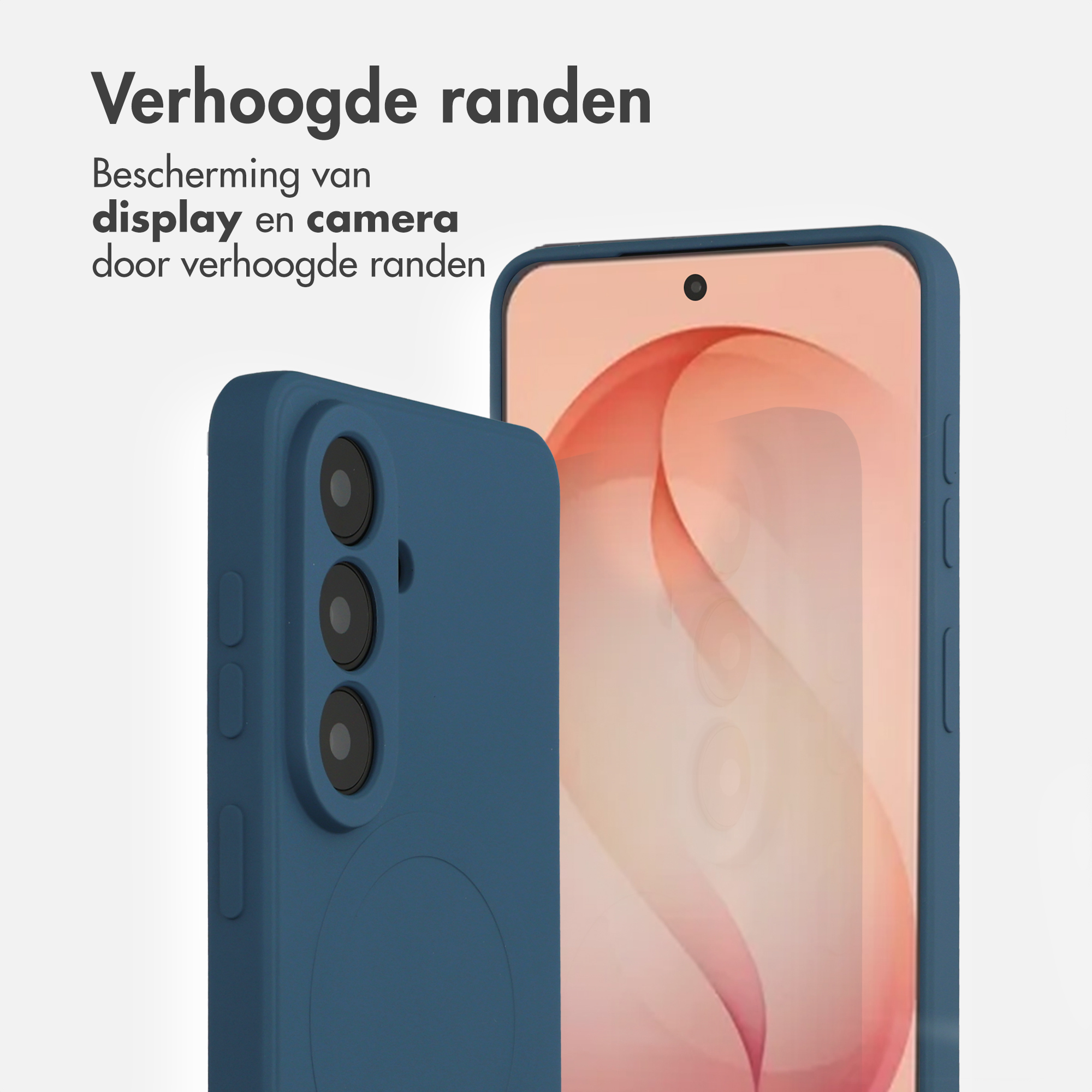 Blauwe telefoonhoes met drie camera's en een telefoon met roze achtergrond.