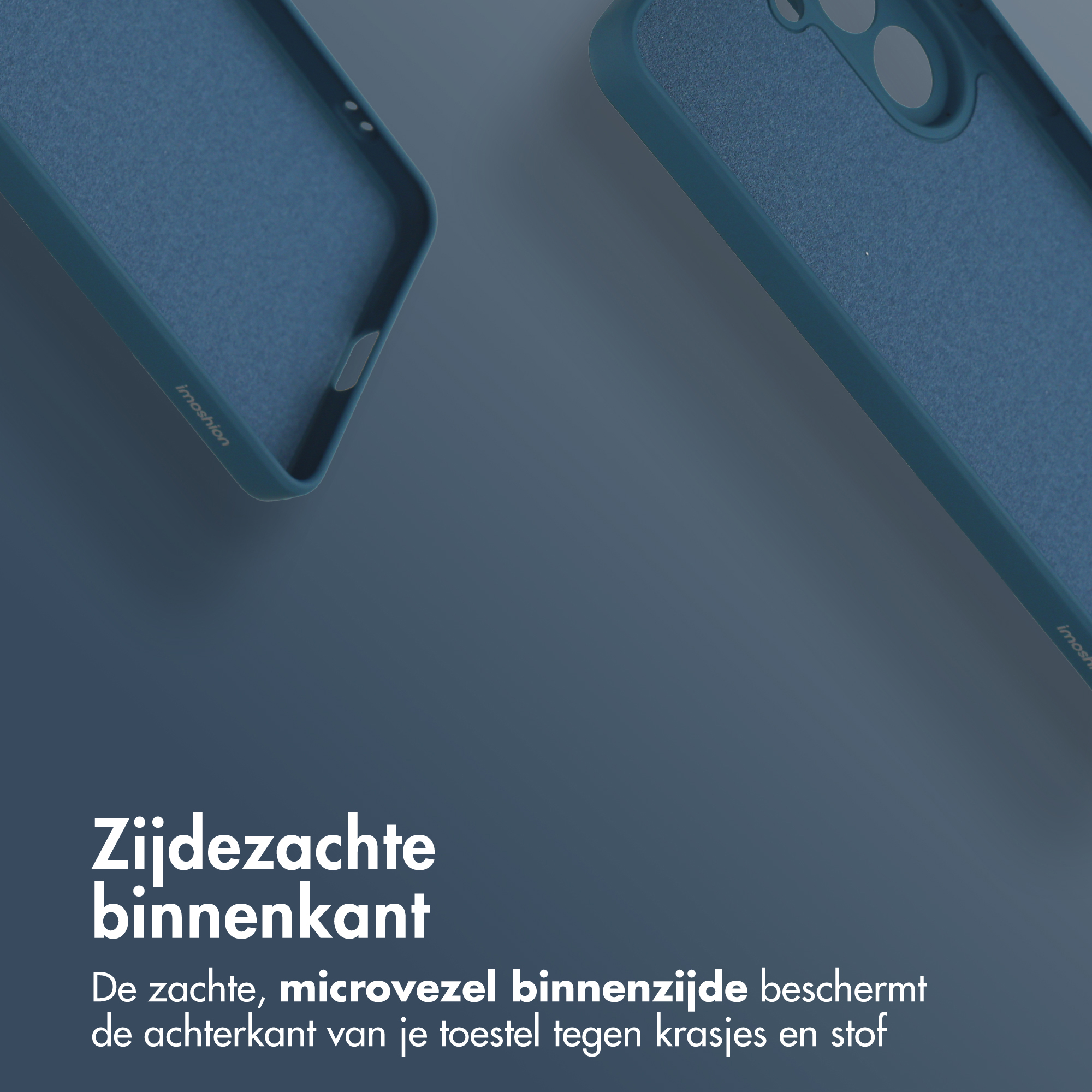 Twee blauwe telefoonhoesjes met zachte voering rusten op een grijze achtergrond.