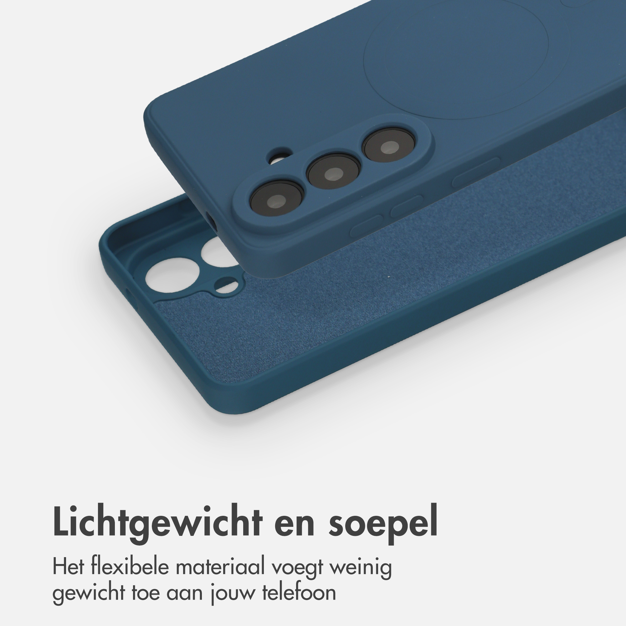 Blauwe telefoonhoes met camera-uitsparing op witte achtergrond.