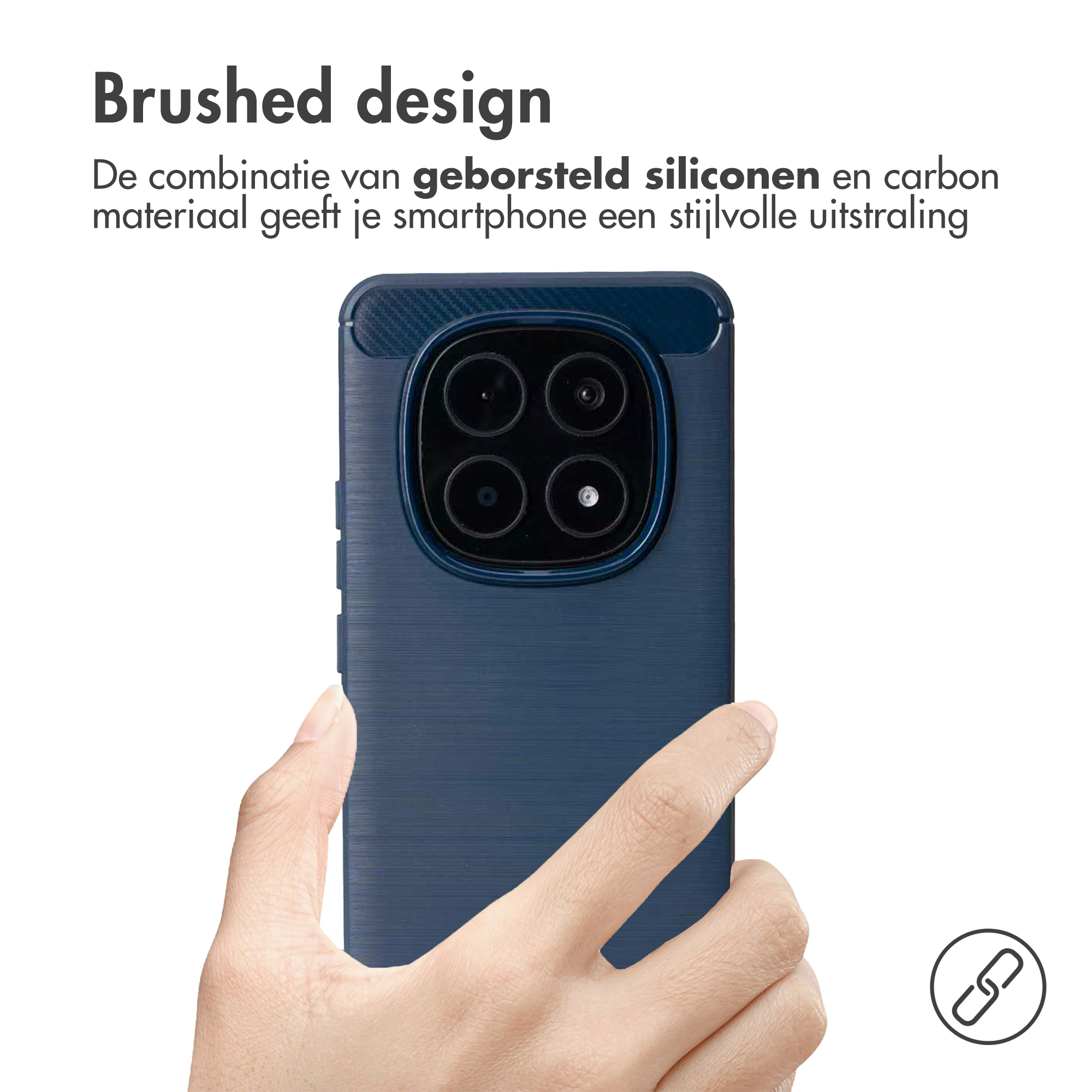 Une main tient un téléphone bleu au design brossé avec quatre caméras.