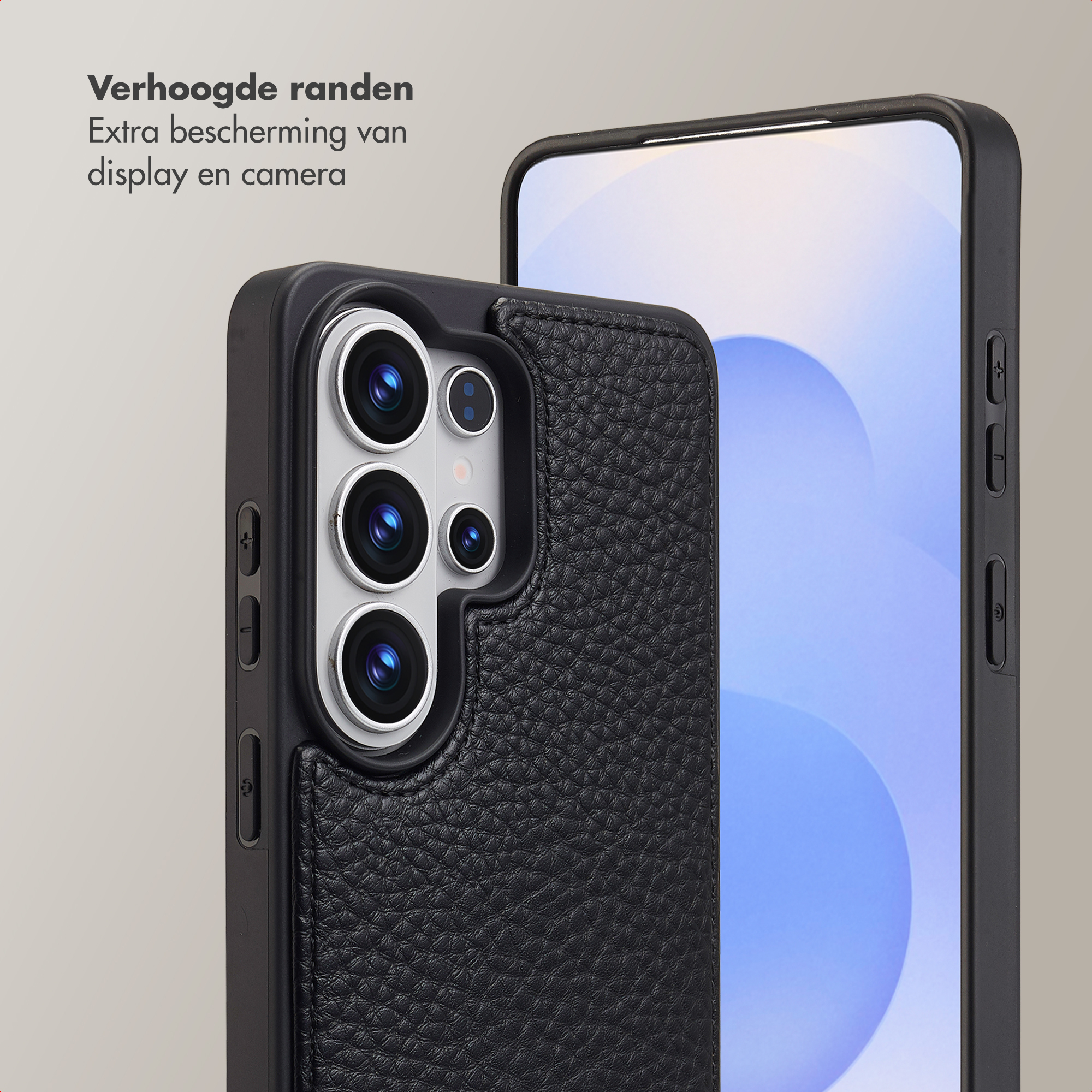 Zwarte leren telefoonhoes met meerdere camera's en verhoogde randen.