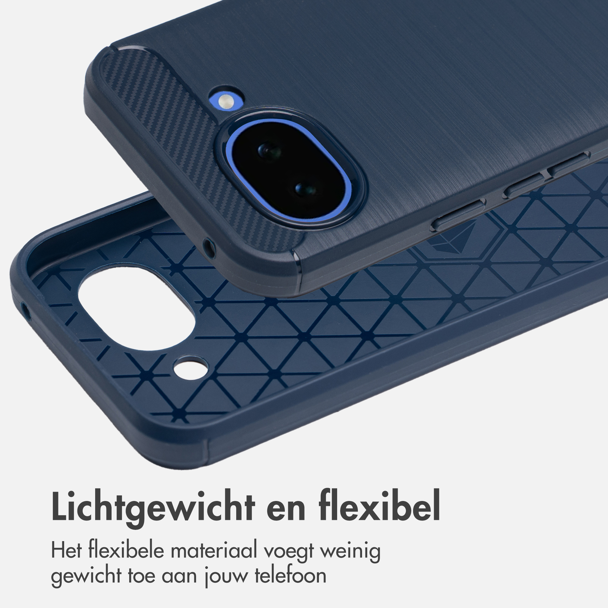 Coque de téléphone bleu foncé à motif carbone et découpe caméra.