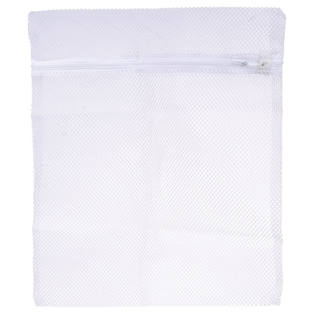 Una bolsa de lavandería de malla blanca con cierre de cremallera.